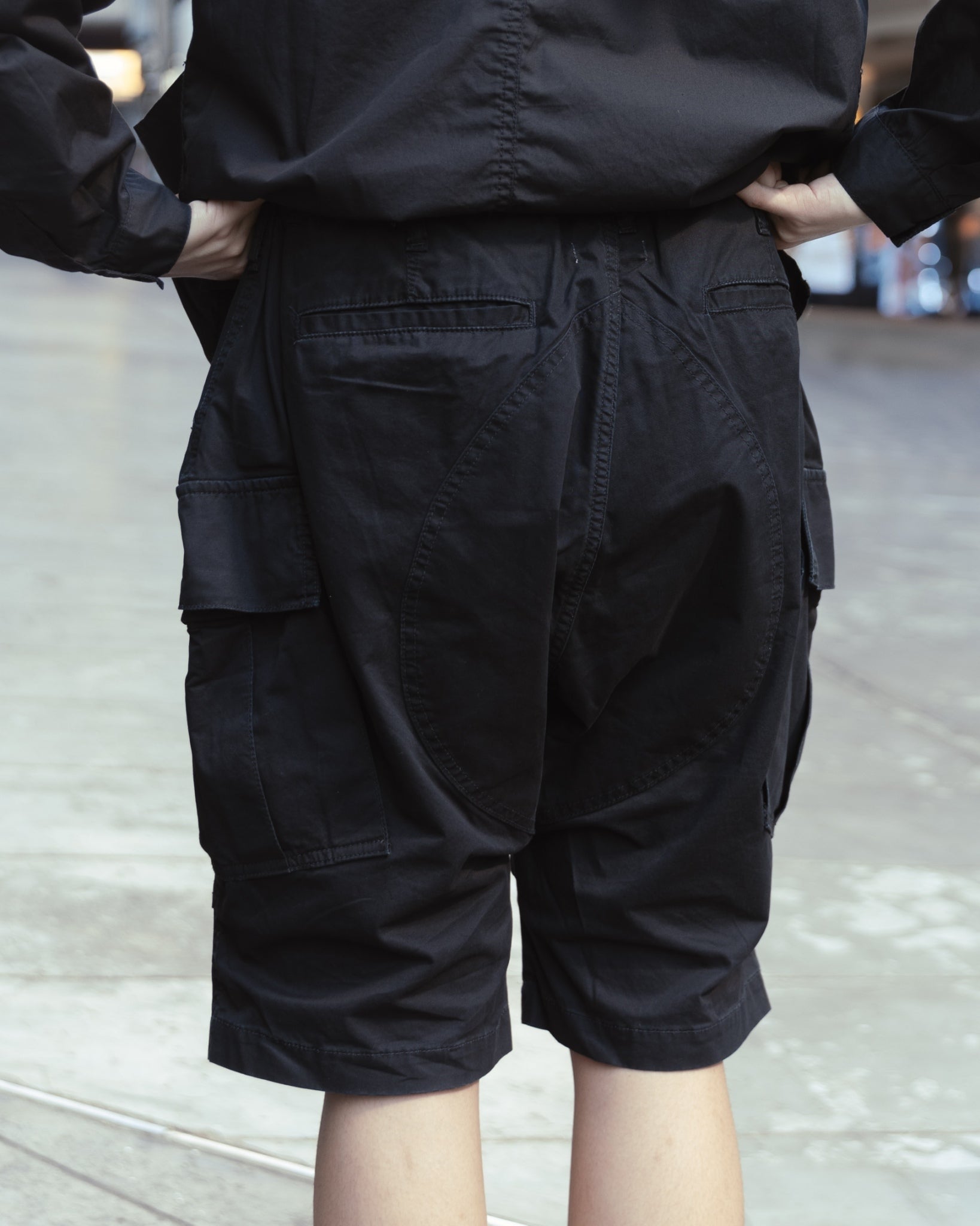 LIGHT PEACH TWILL OVERSIZED CARGO SHORT PANTS - BLACK