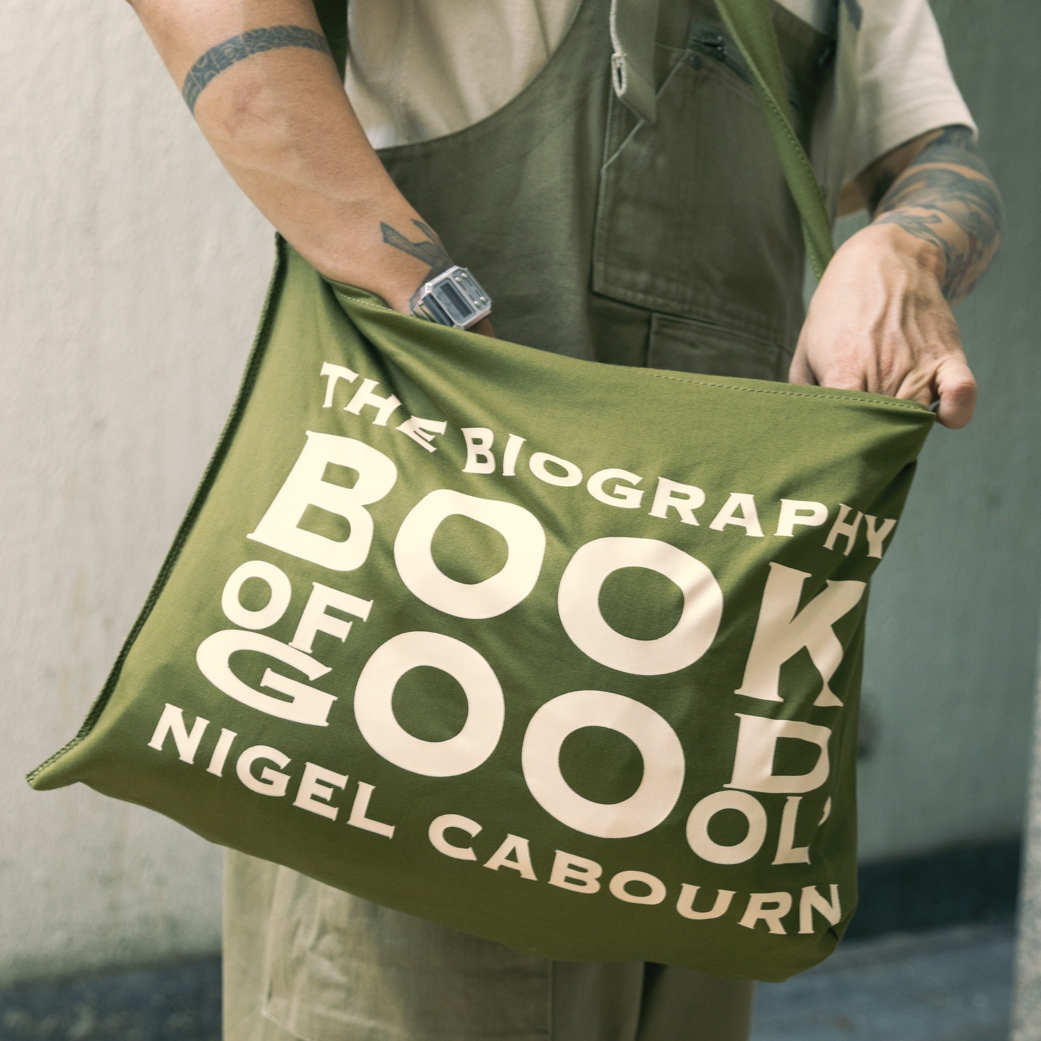 VINTAGE NIGEL CABOURN BIOGRAPHY SET BAG_BOOK - GREEN