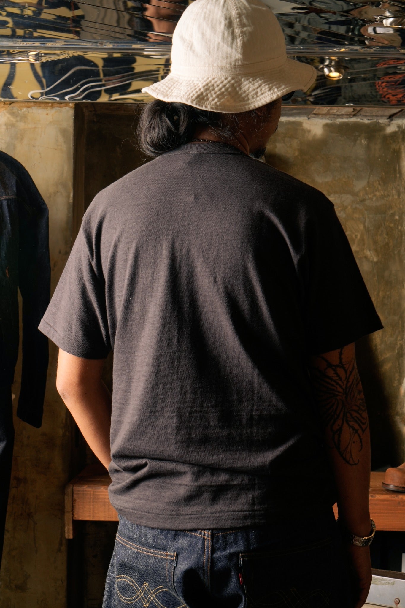 4082 1 BUTTON HENLEY NECK TEE - BLACK