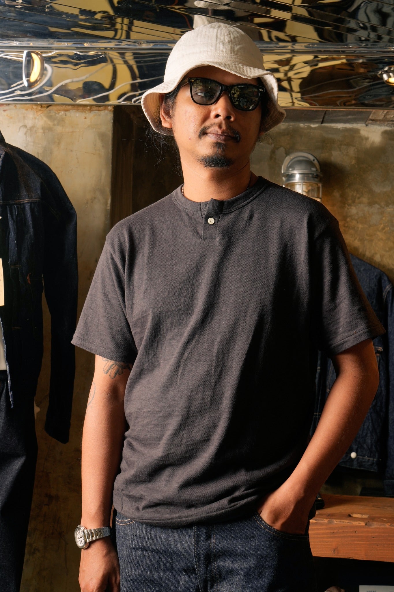 4082 1 BUTTON HENLEY NECK TEE - BLACK