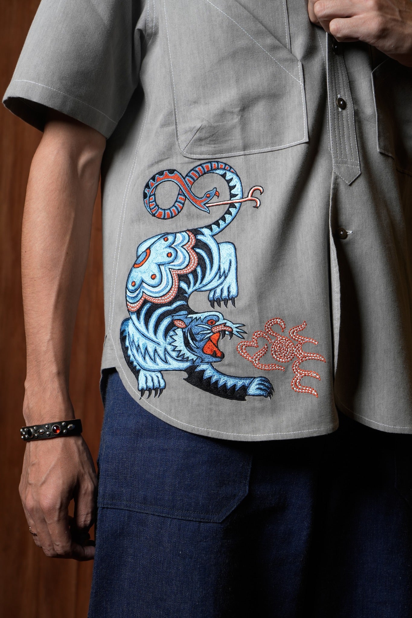 AK/PR/LOT2/SHRT051 Cargo 4-pocket workwear half-sleeve shirt with large embroidered Tiger motif - GREY