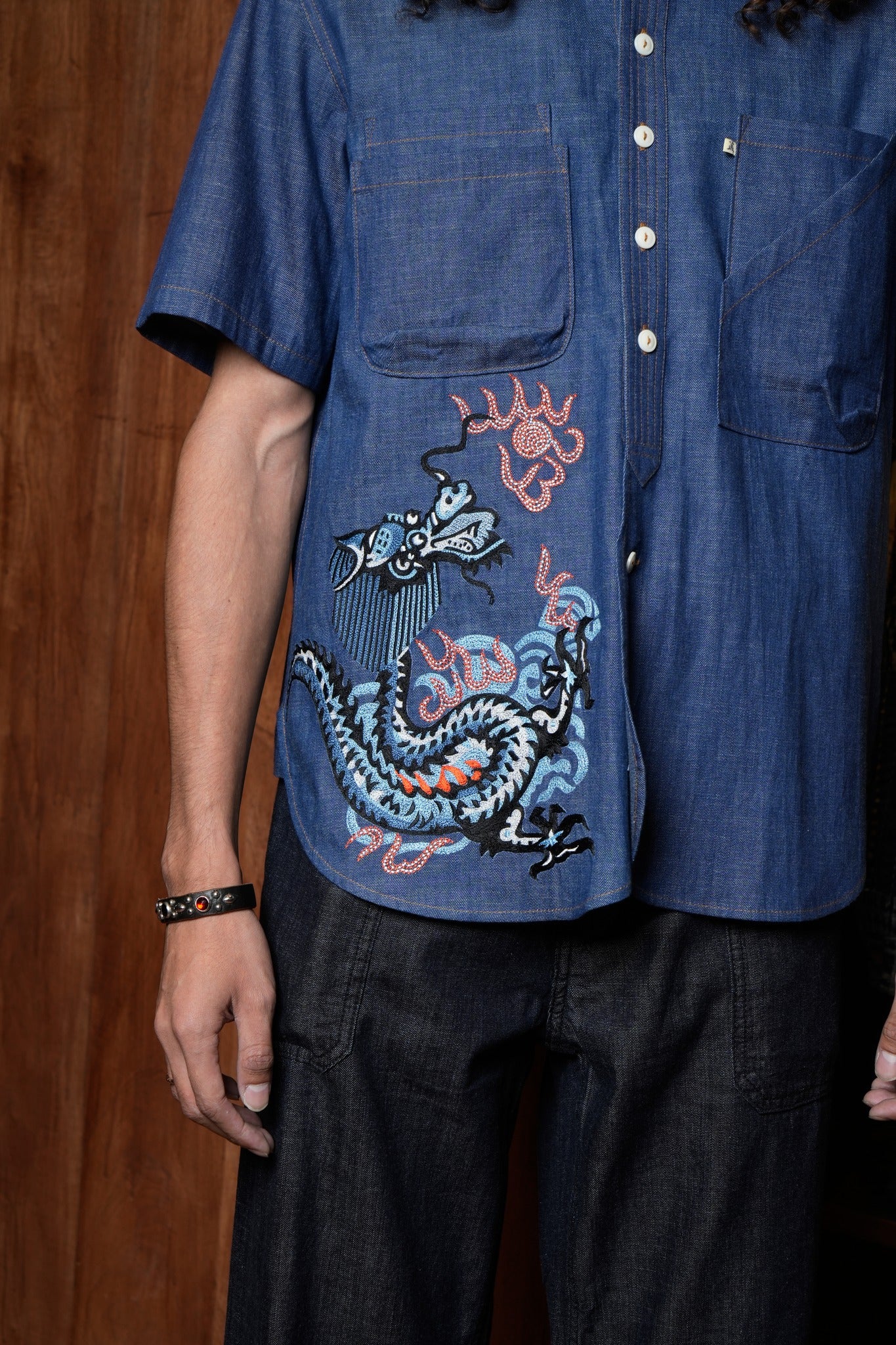 AK/PR/LOT2/SHRT053 Cargo 4-pocket workwear half-sleeve shirt with large embroidered Dragon motif - INDIGO