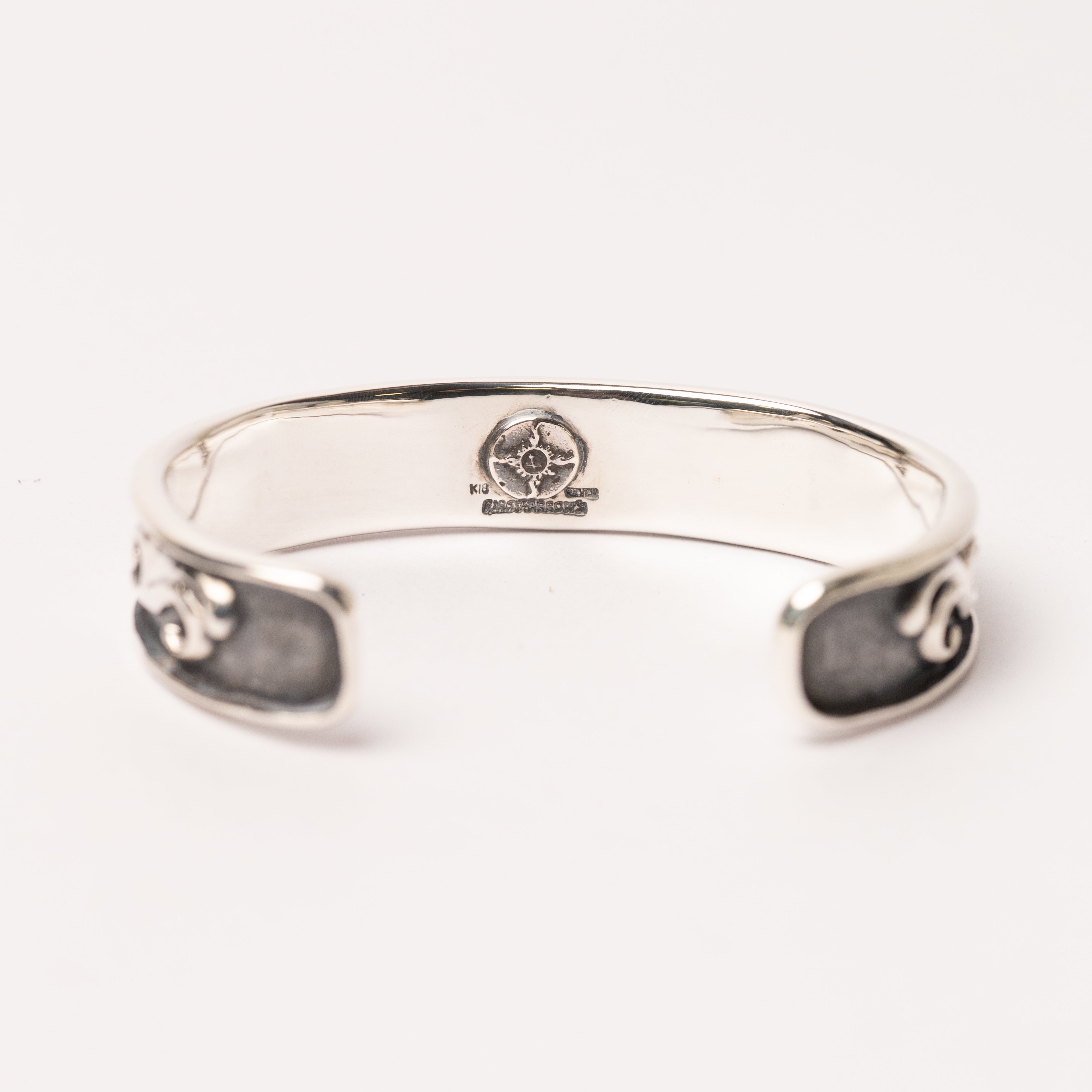 BR-028 K18 with bordered arabesque carving bangle