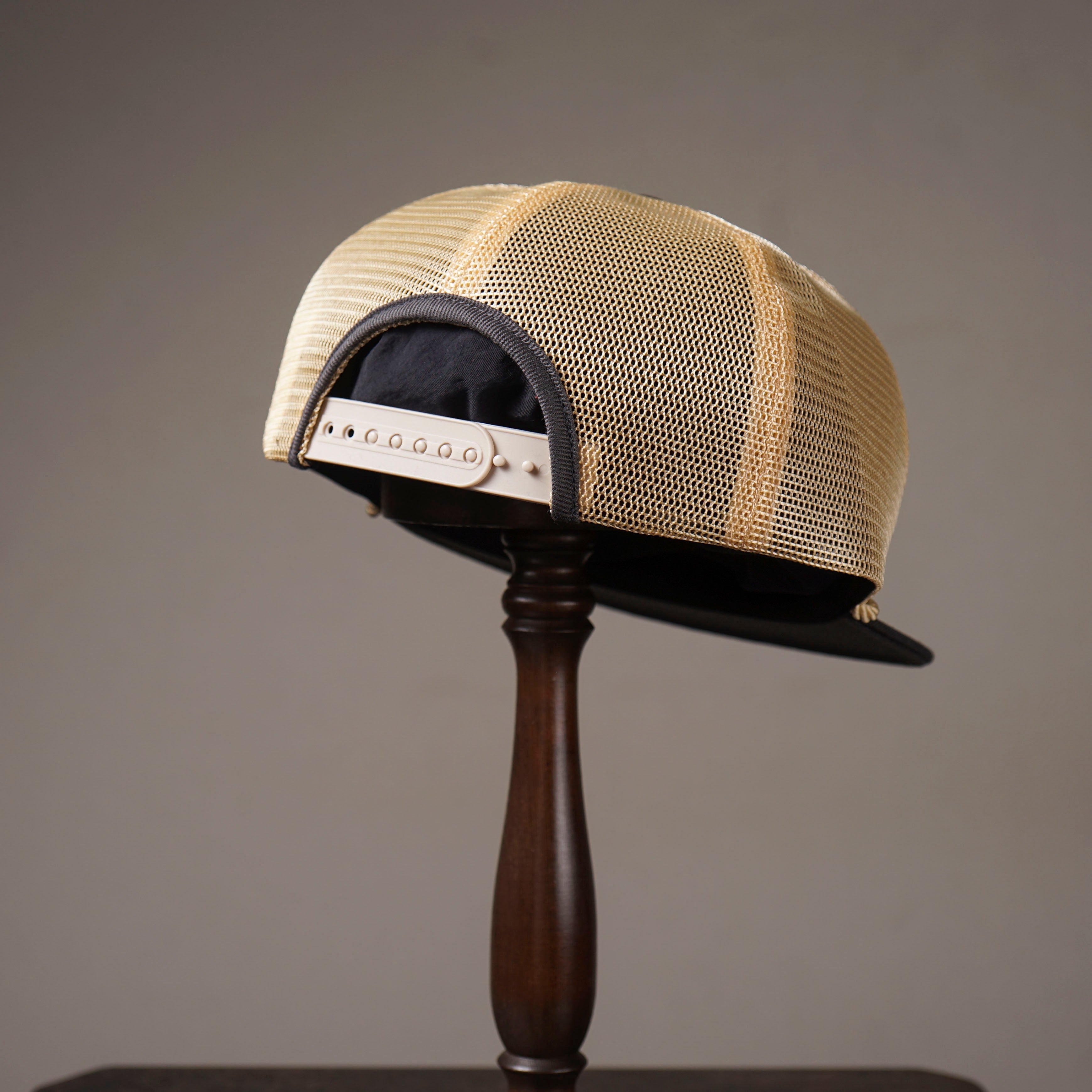 KEEP ON TRUCKIN' - TRUCKER CAP - BLACK