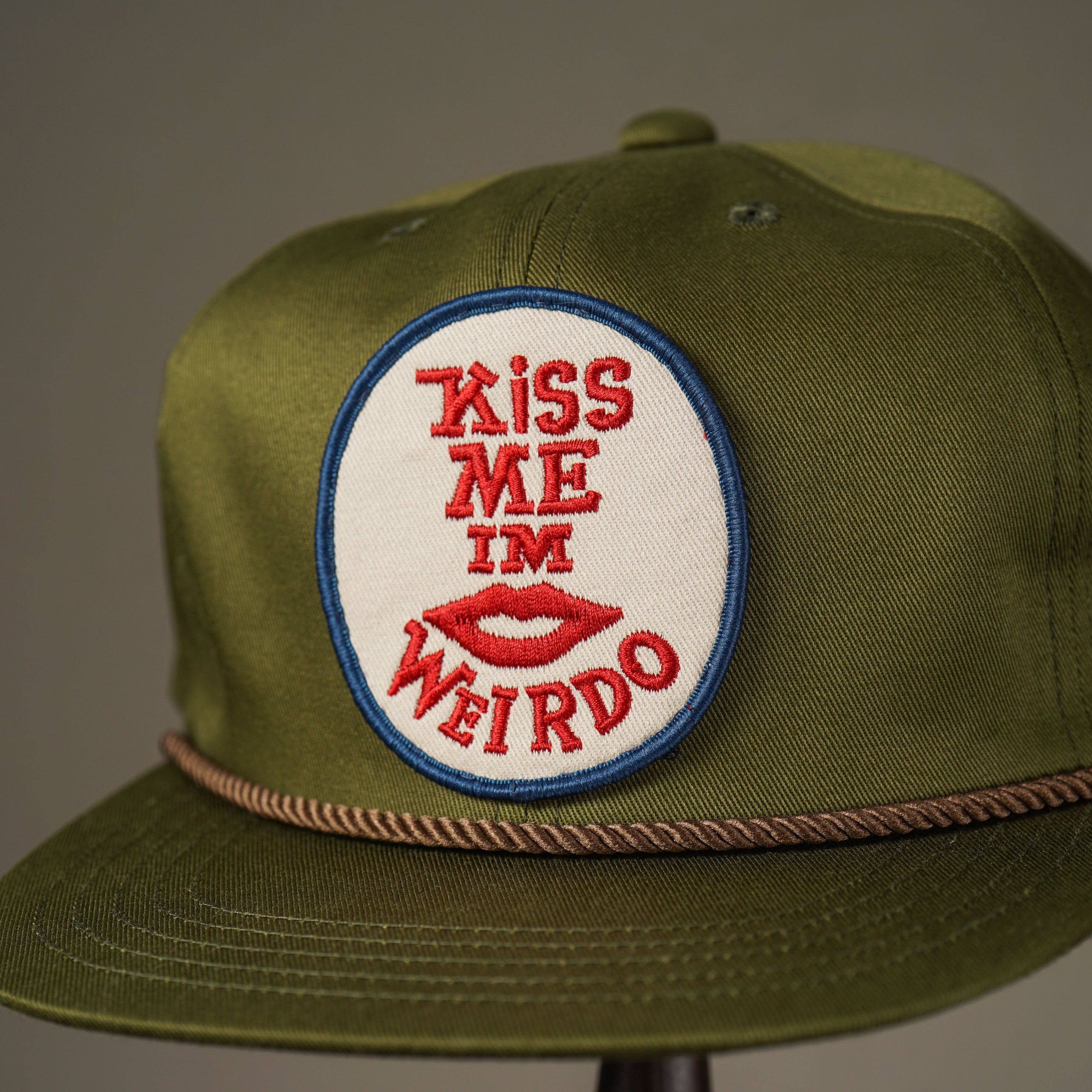 KISS ME - TRUCKER CAP - OLIVE