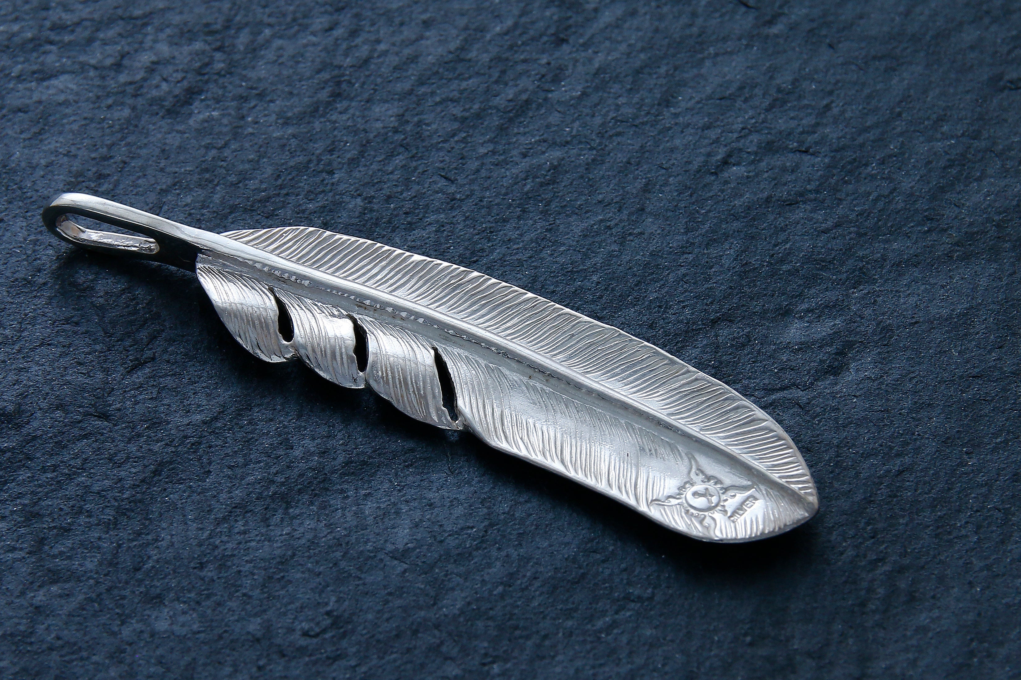 P001R FEATHER - WHITE