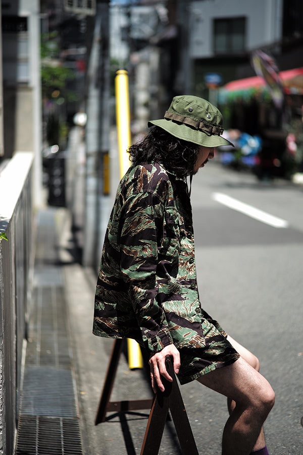 MJ26002 TIGER CAMOUFLAGE SHIRT / JOHN WAYNE - GREEN