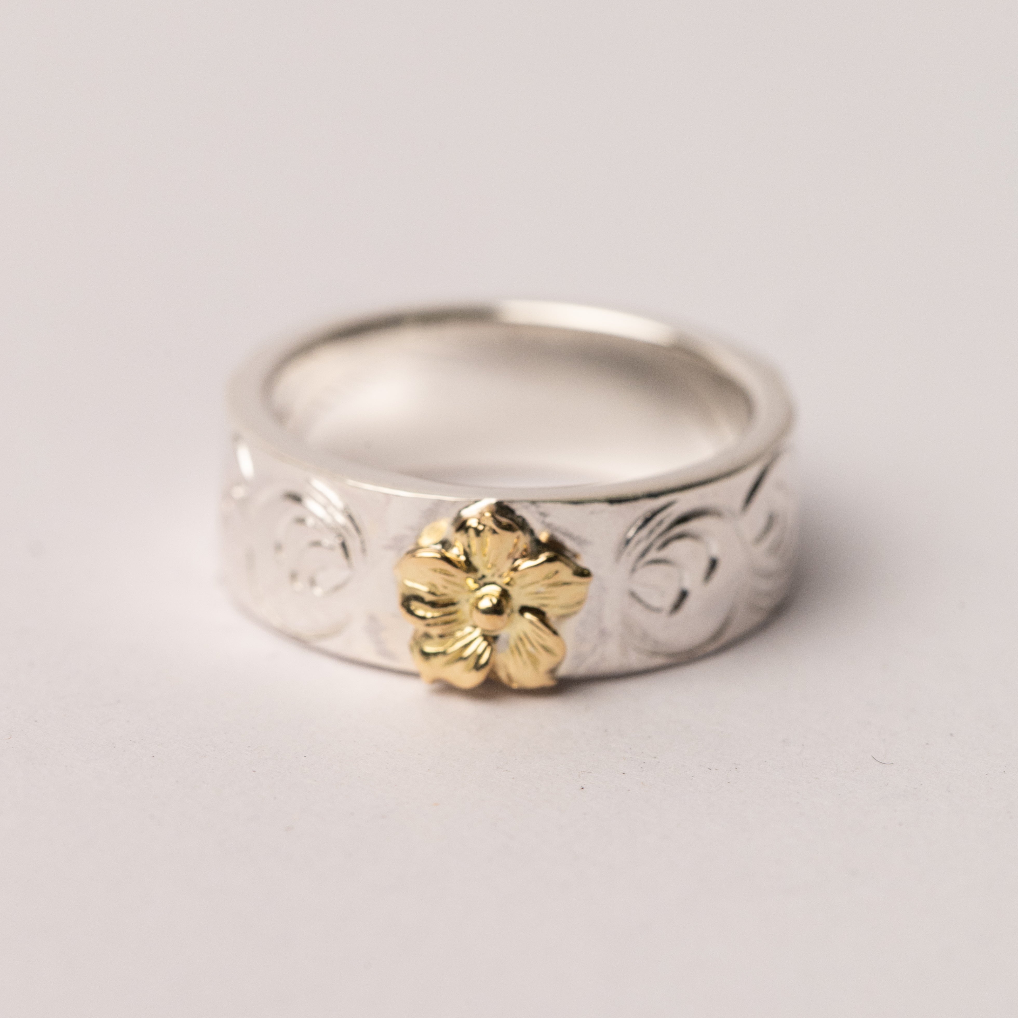 R-068 K18 Flower (S) Flat 8mm Karasu Carved Ring