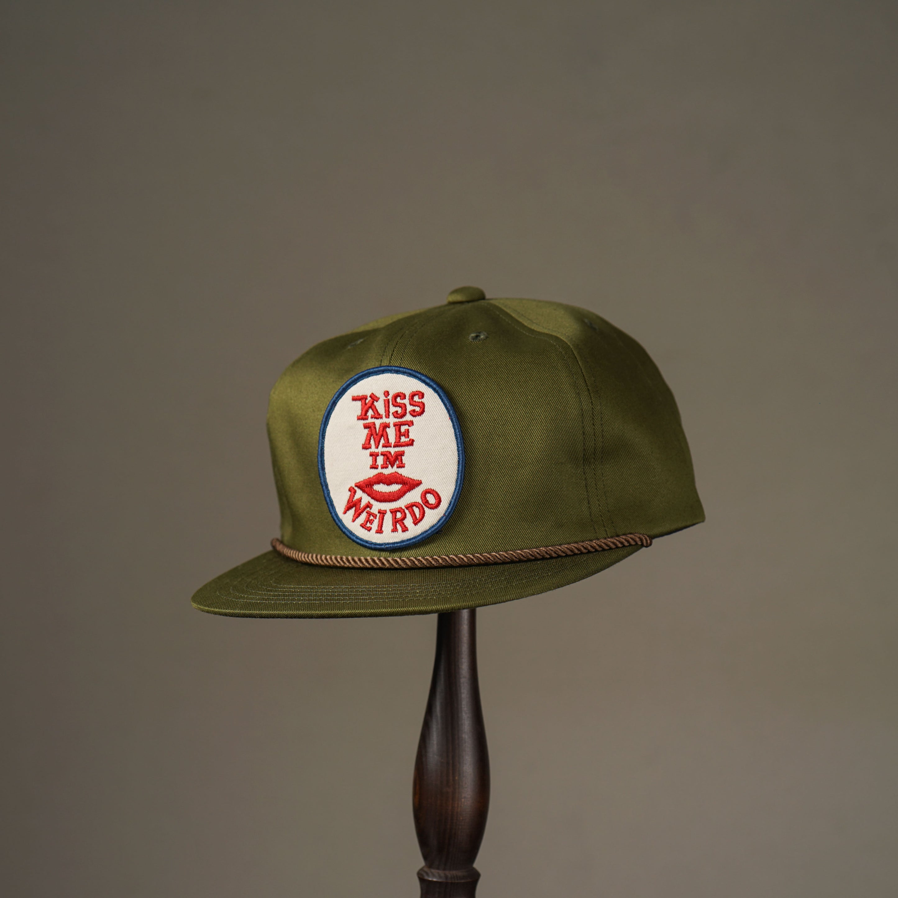 KISS ME - TRUCKER CAP - OLIVE