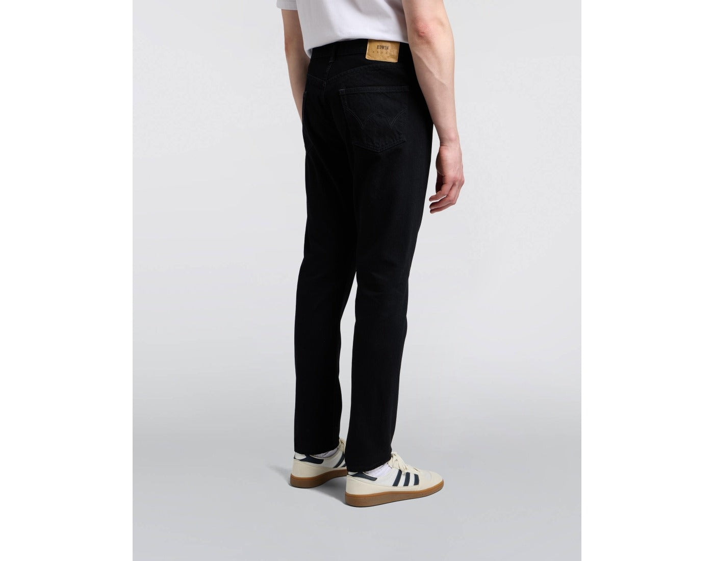 EU32Z-401 SLIM TAPERED - BLACK UNWASHED