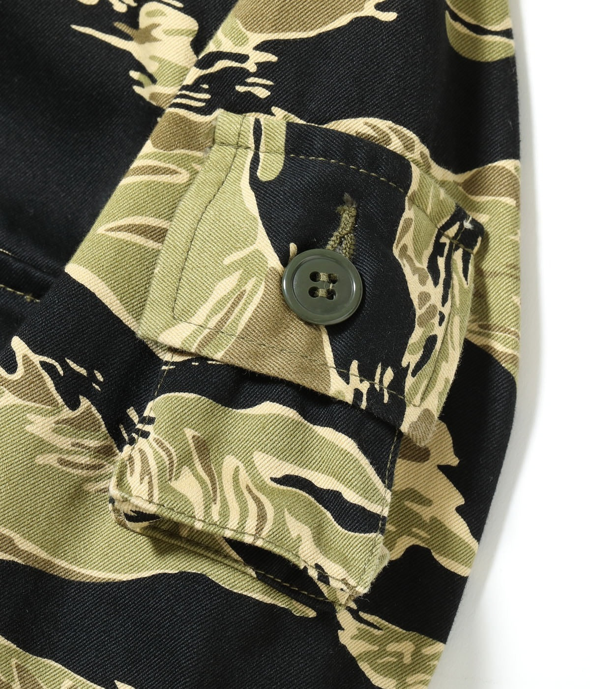 BR15587 GOLD TIGER PATTERN JACKET - BLACK