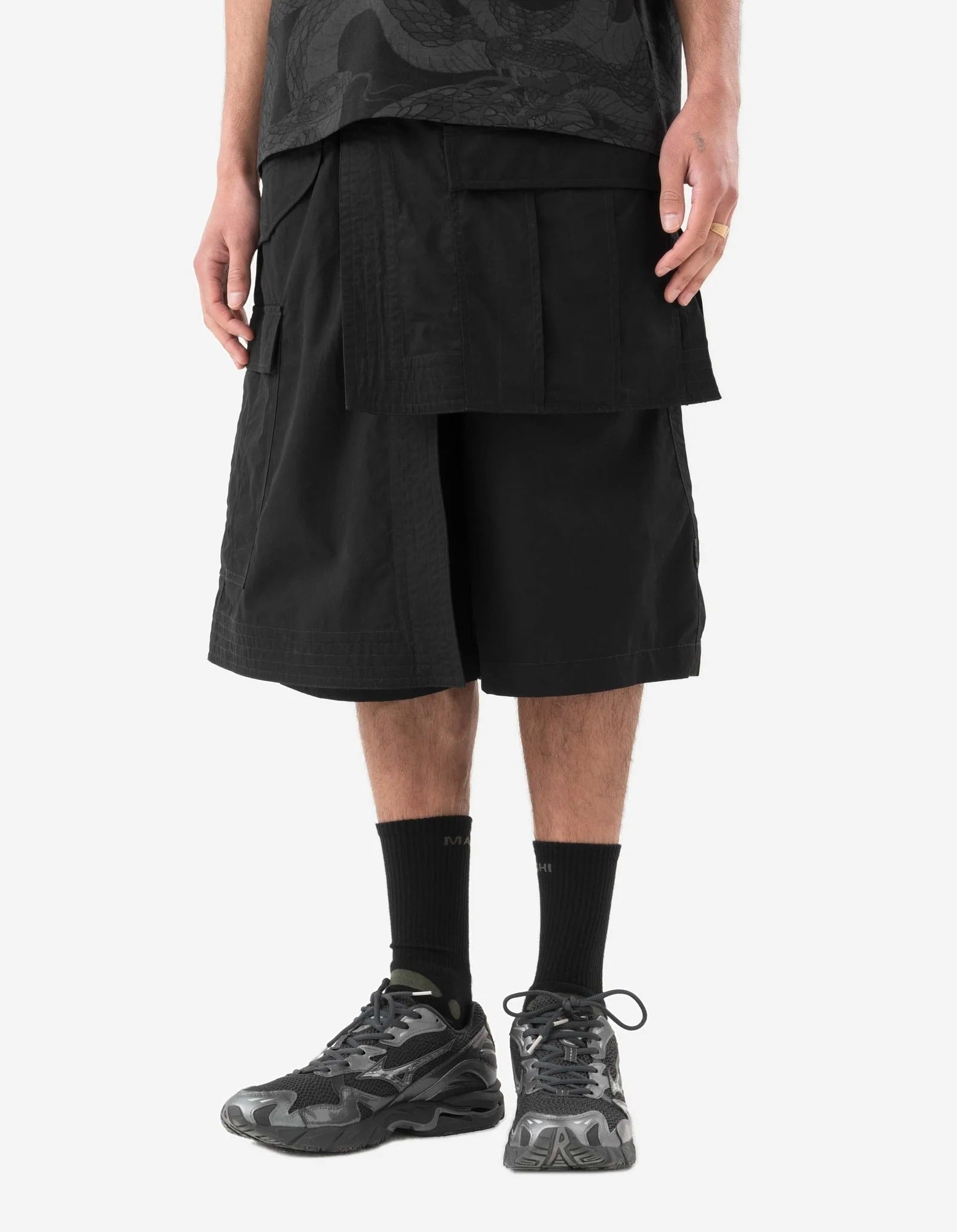 6056 ASYM HAKAMA SHORTS - BLACK