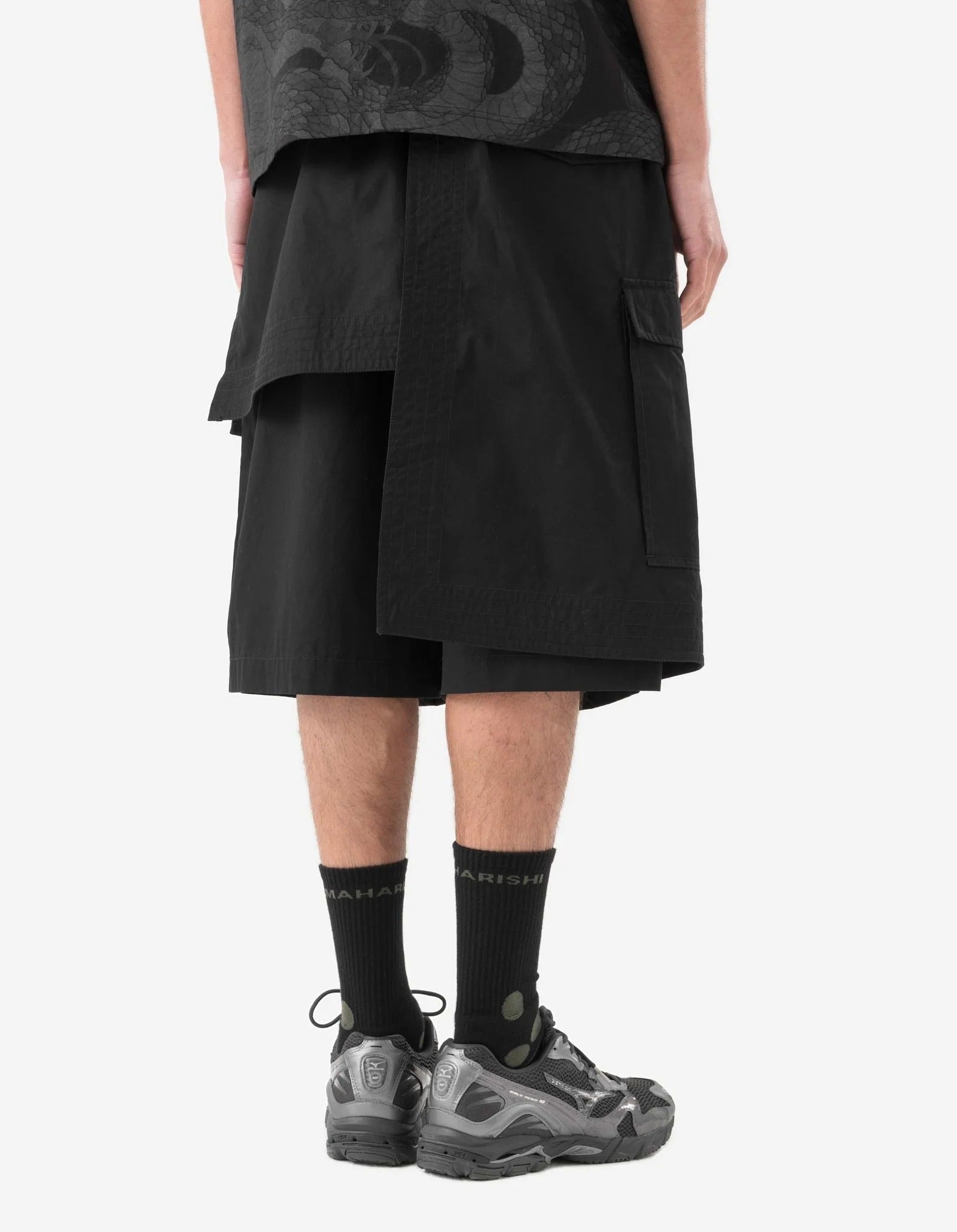 6056 ASYM HAKAMA SHORTS - BLACK
