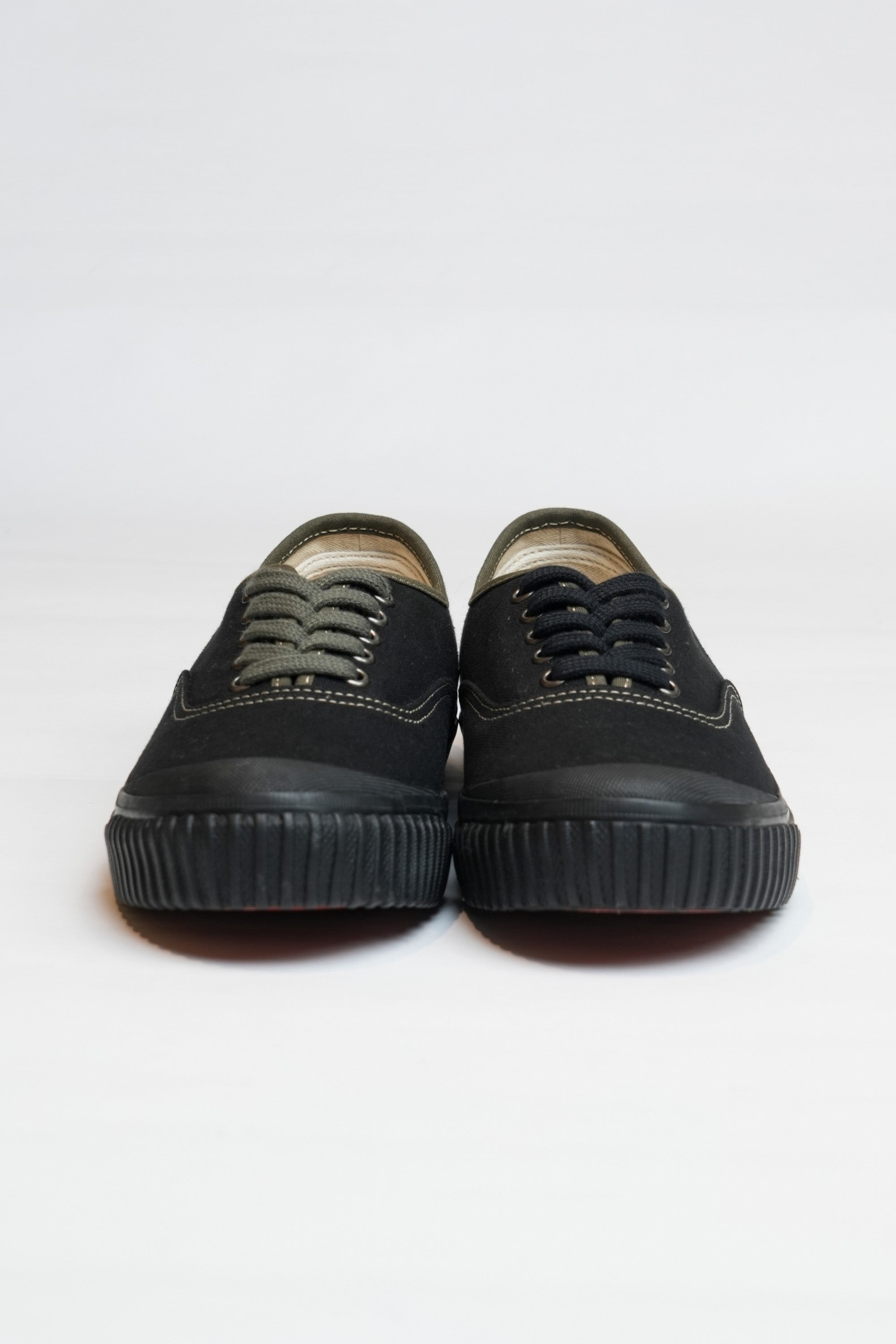 DECK WALKER - BLACK CANVAS