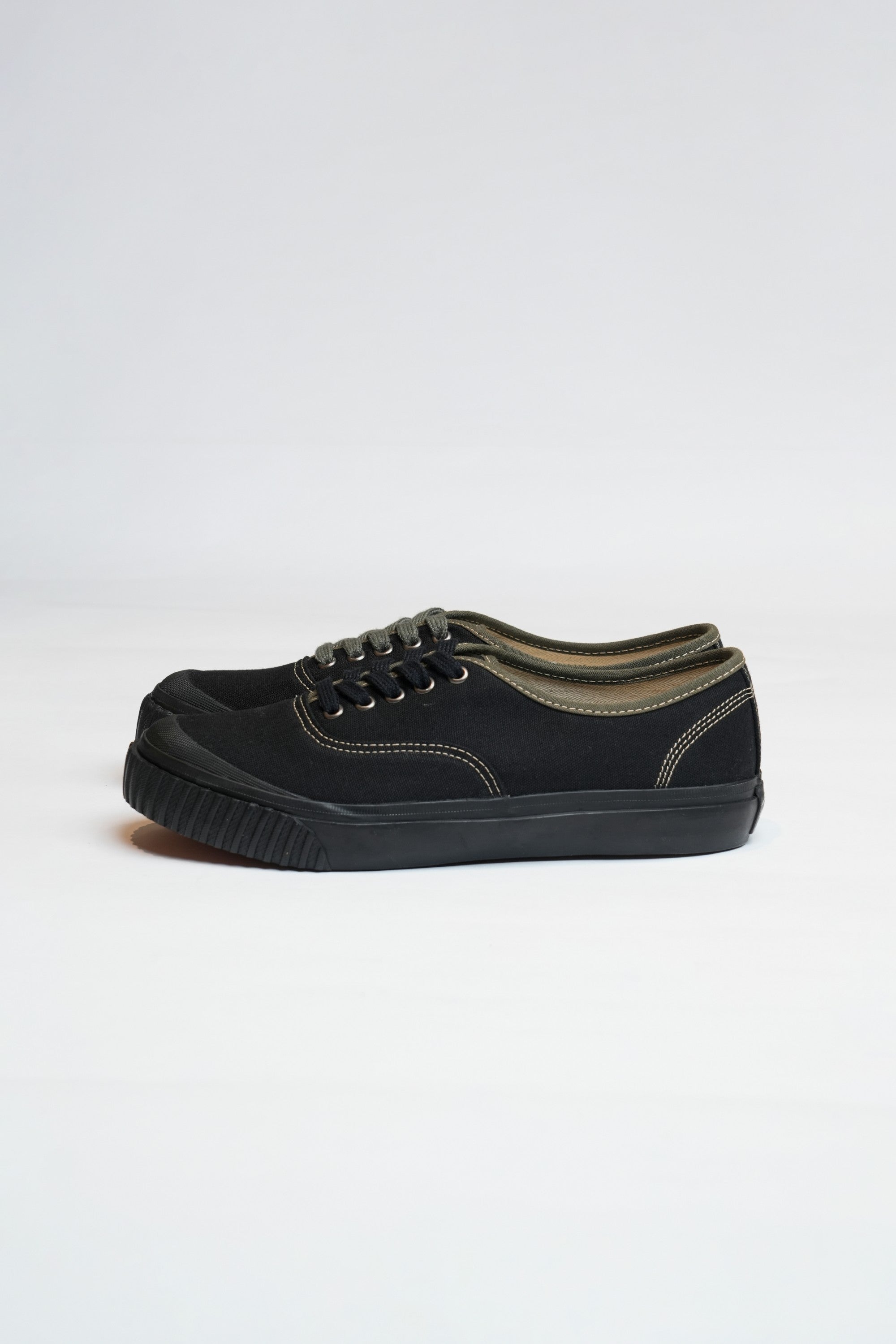 DECK WALKER - BLACK CANVAS