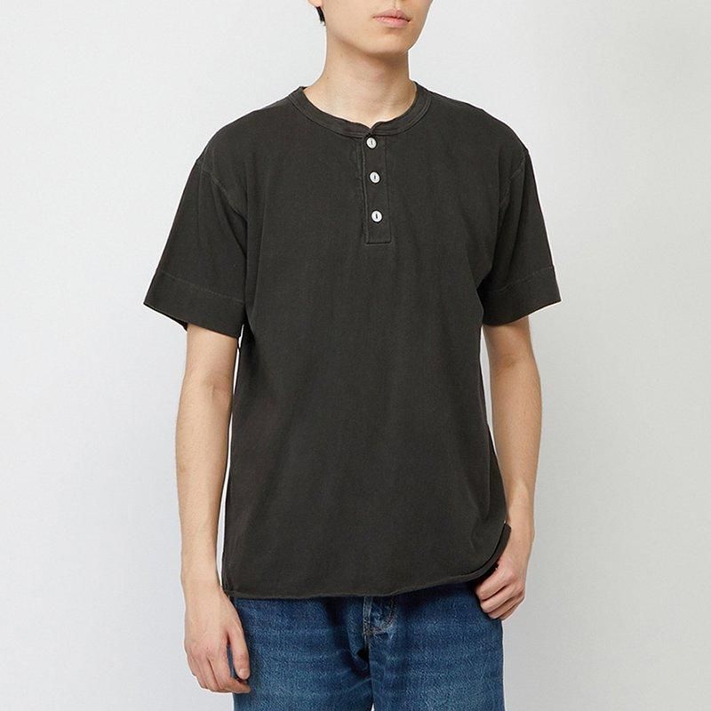 PIGMENT-DYED HENLEY NECK SHORT-SLEEVED T-SHIRT - BLACK