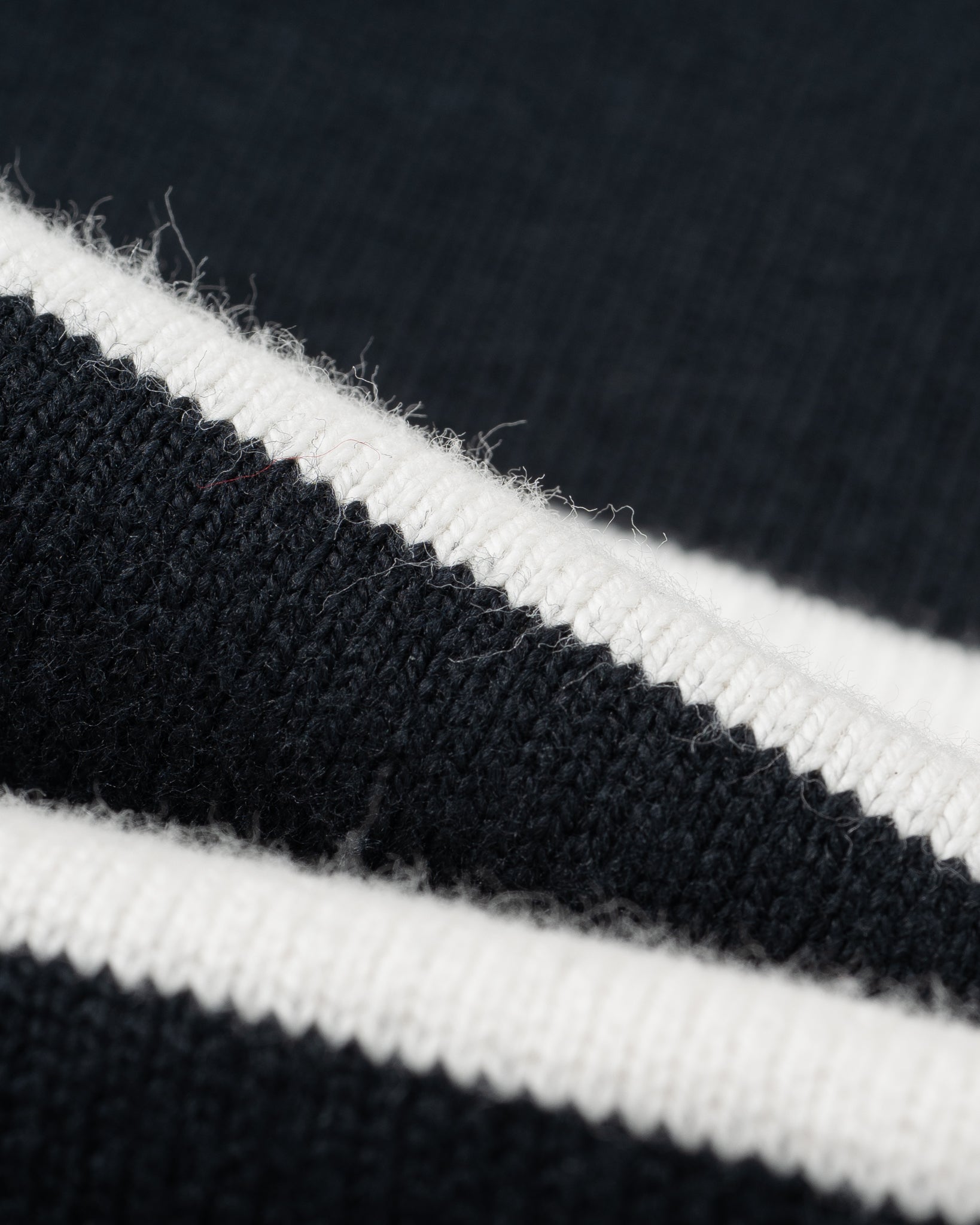 IHTB-01-BLK-WHT 11OZ COTTON KNIT LONG-SLEEVED SWEATER - BLACK/WHITE