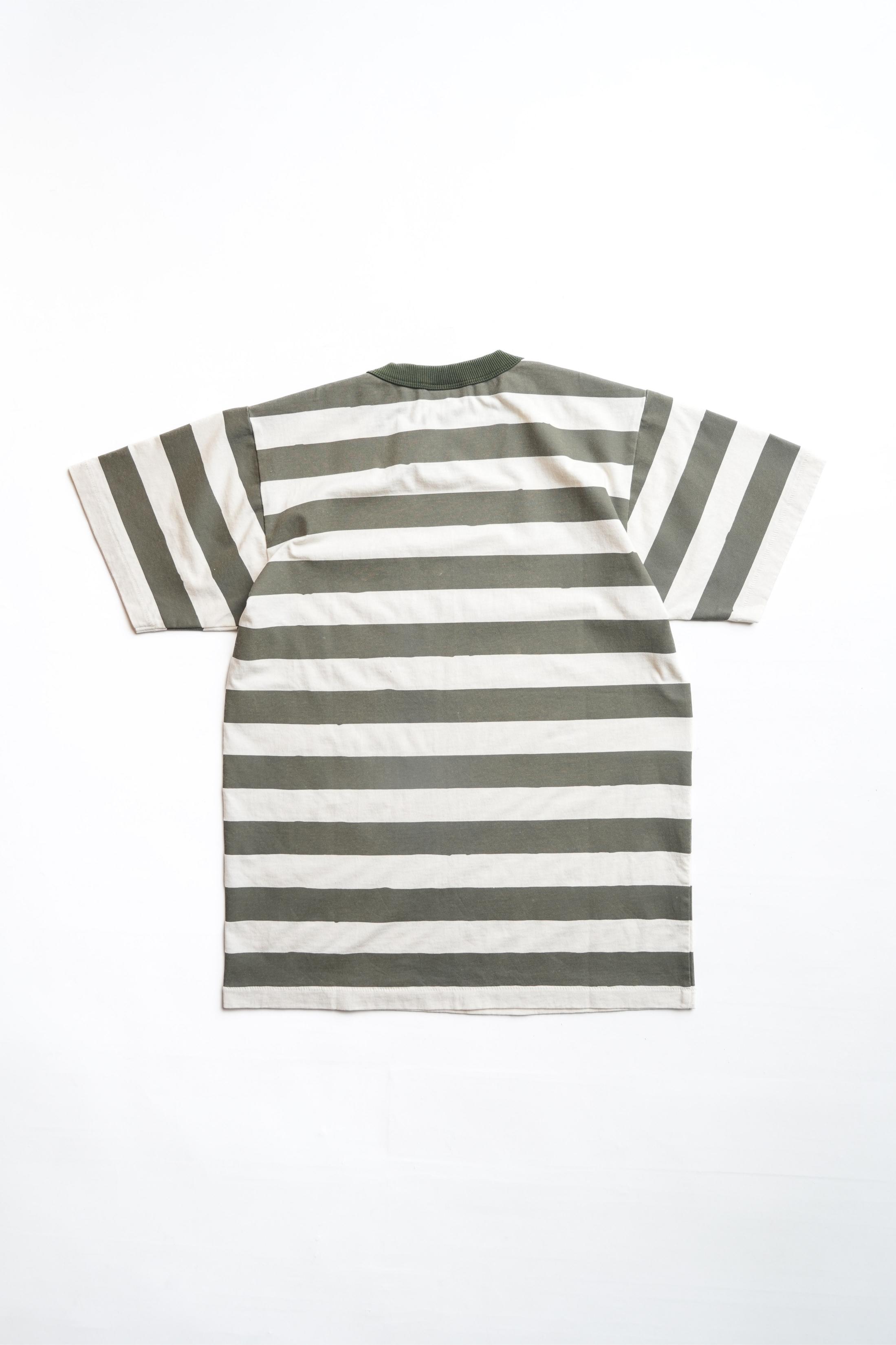 DAILY POCKET TEE - OLIVE PRISONER STRIPE