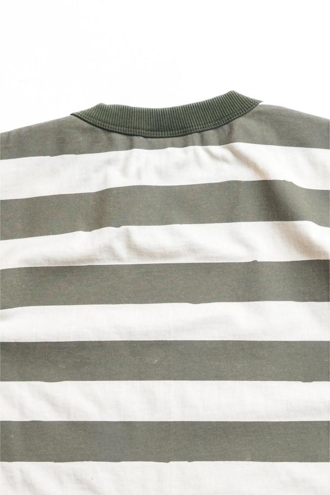 DAILY POCKET TEE - OLIVE PRISONER STRIPE