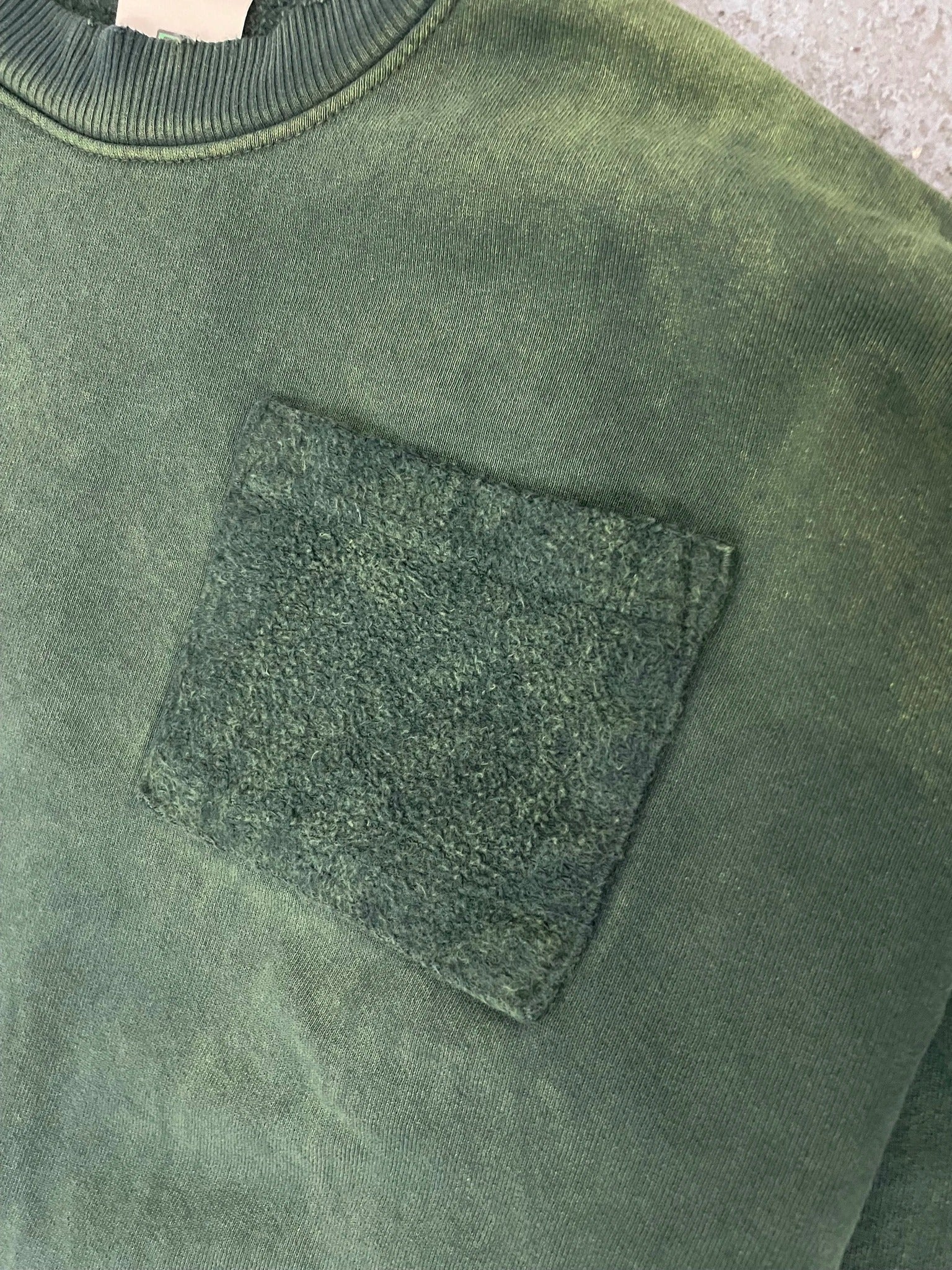 REVERSE POCKET CREW - AGED FOREST GREEN