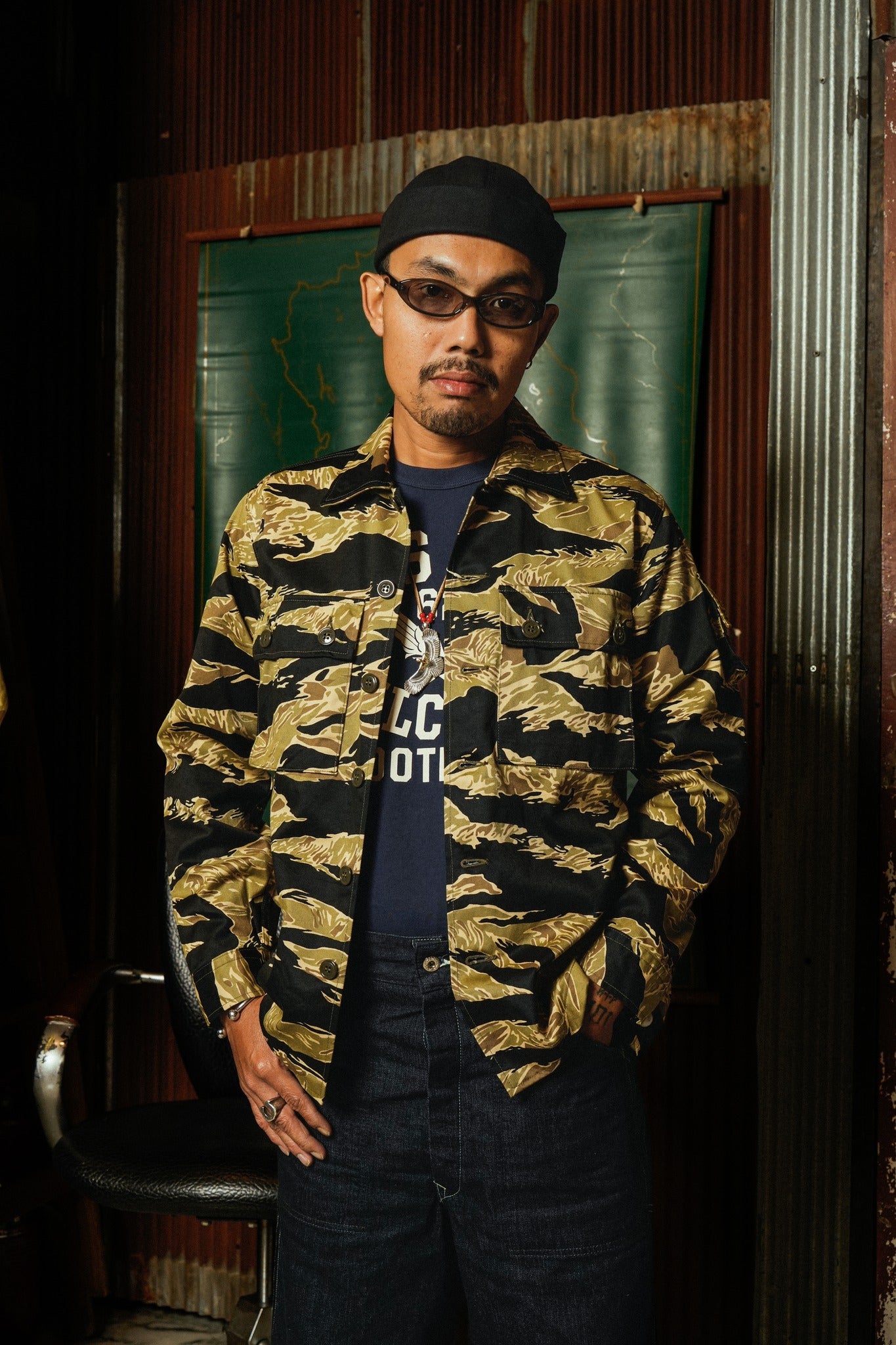 BR15587 GOLD TIGER PATTERN JACKET - BLACK