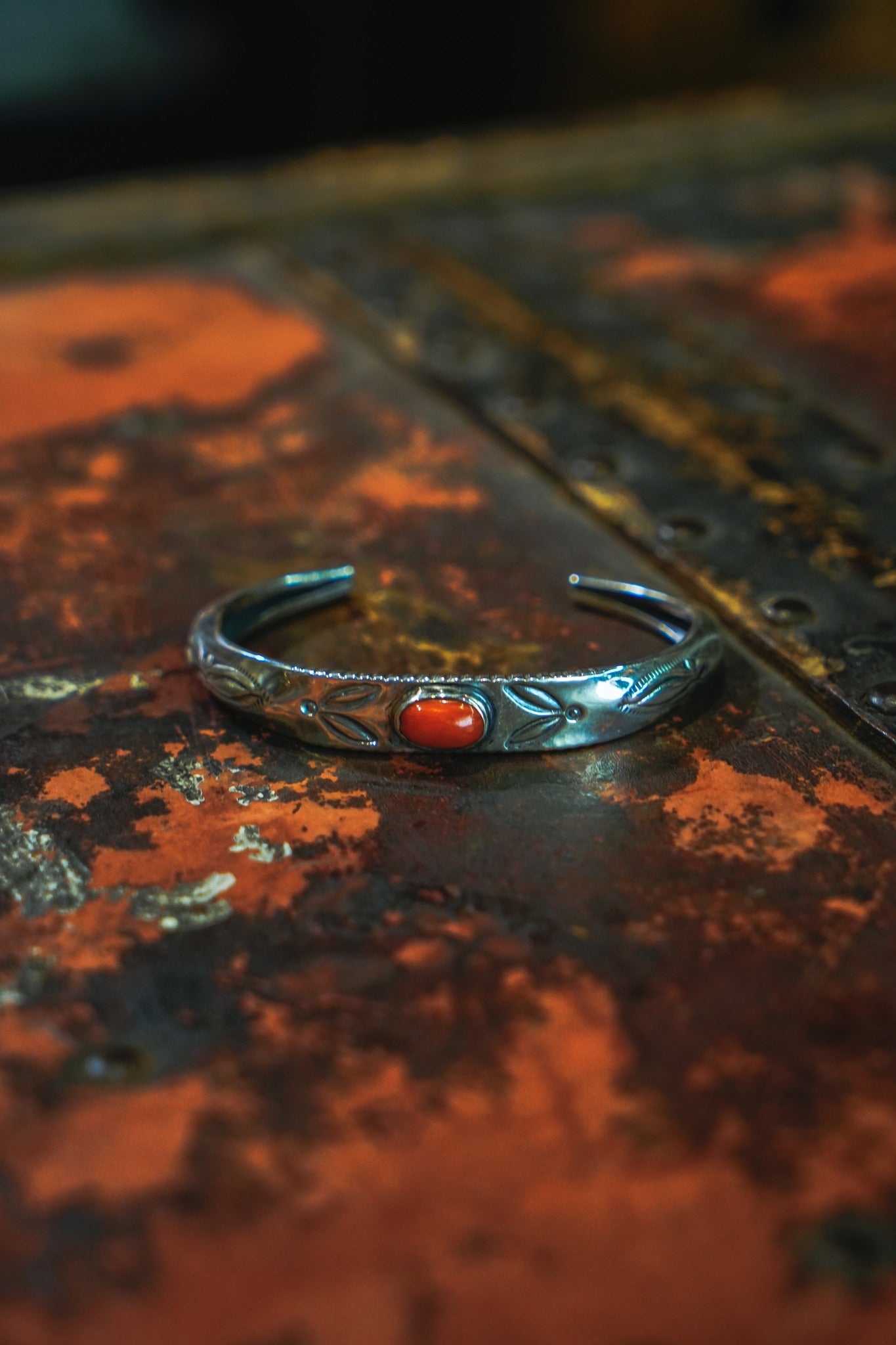 BR-0174 OVAL CORAL TAPERED END TRIANGLE BRACELET