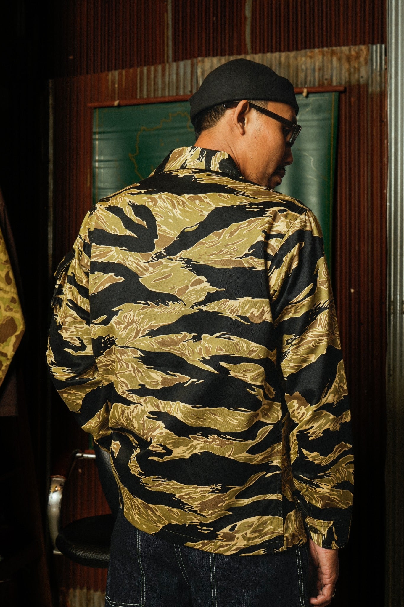 BR15587 GOLD TIGER PATTERN JACKET - BLACK