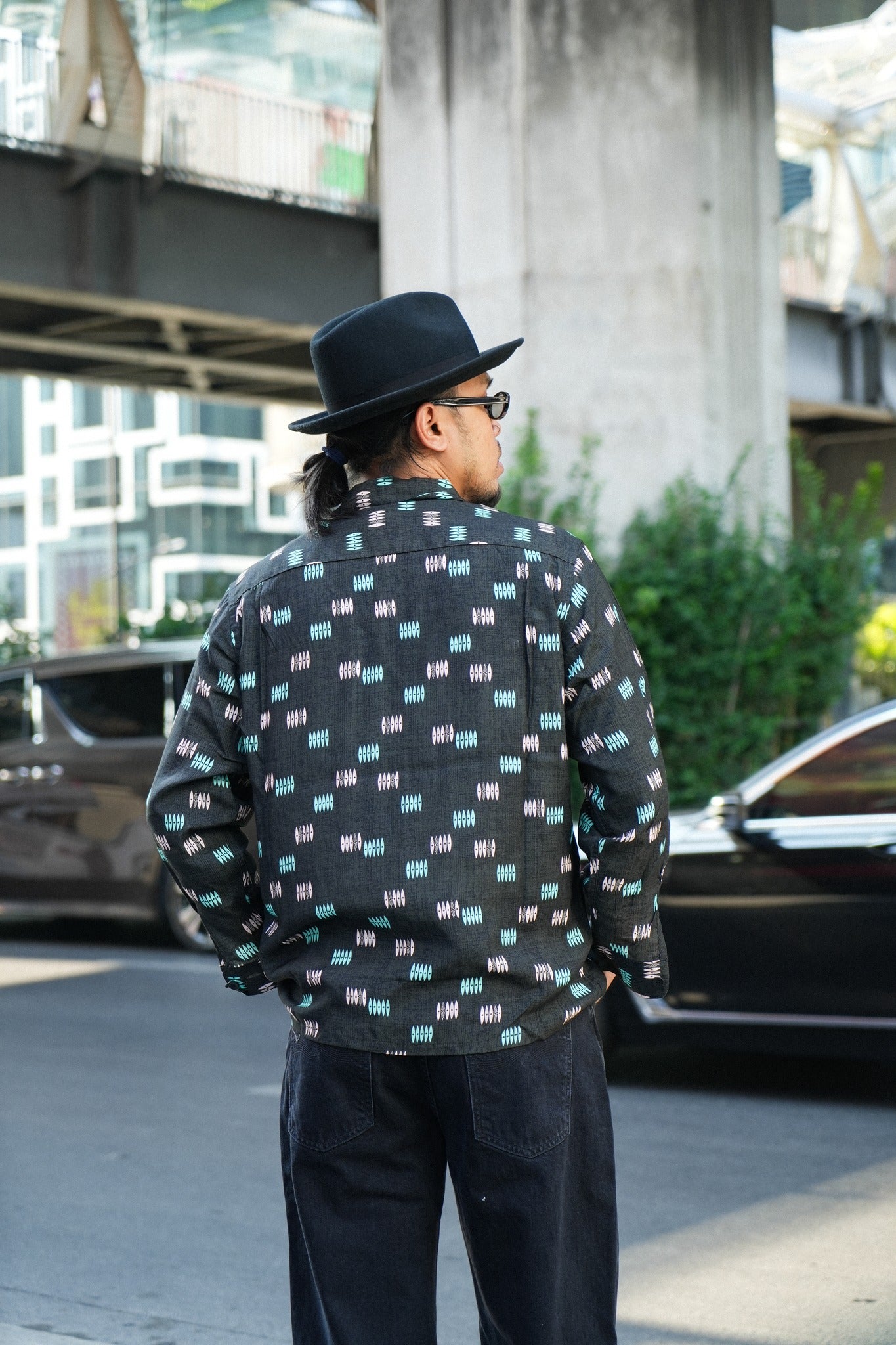 PRINTED LOOP COLLAR SHIRT - BLACK