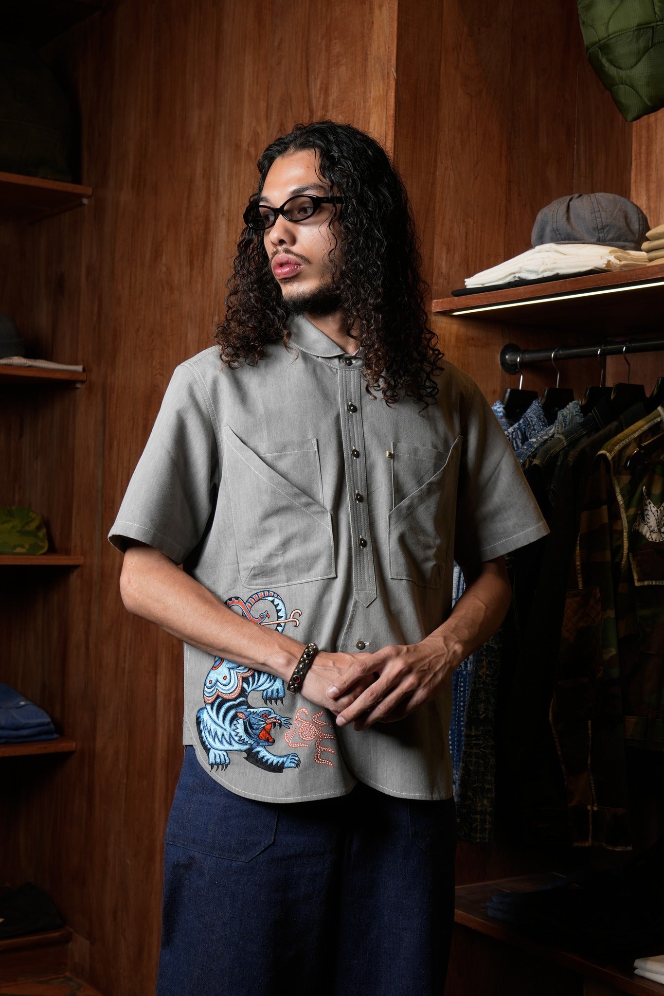 AK/PR/LOT2/SHRT051 Cargo 4-pocket workwear half-sleeve shirt with large embroidered Tiger motif - GREY