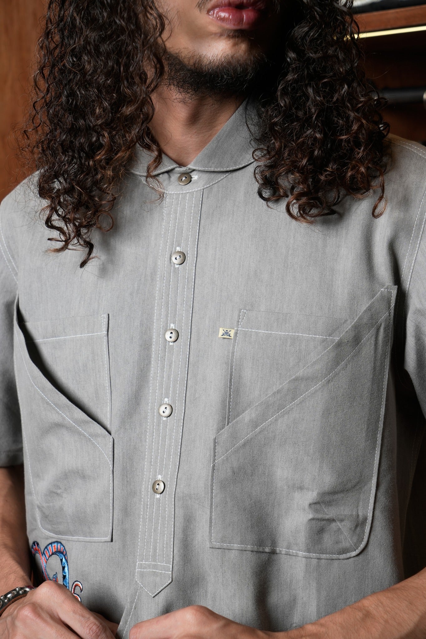 AK/PR/LOT2/SHRT051 Cargo 4-pocket workwear half-sleeve shirt with large embroidered Tiger motif - GREY