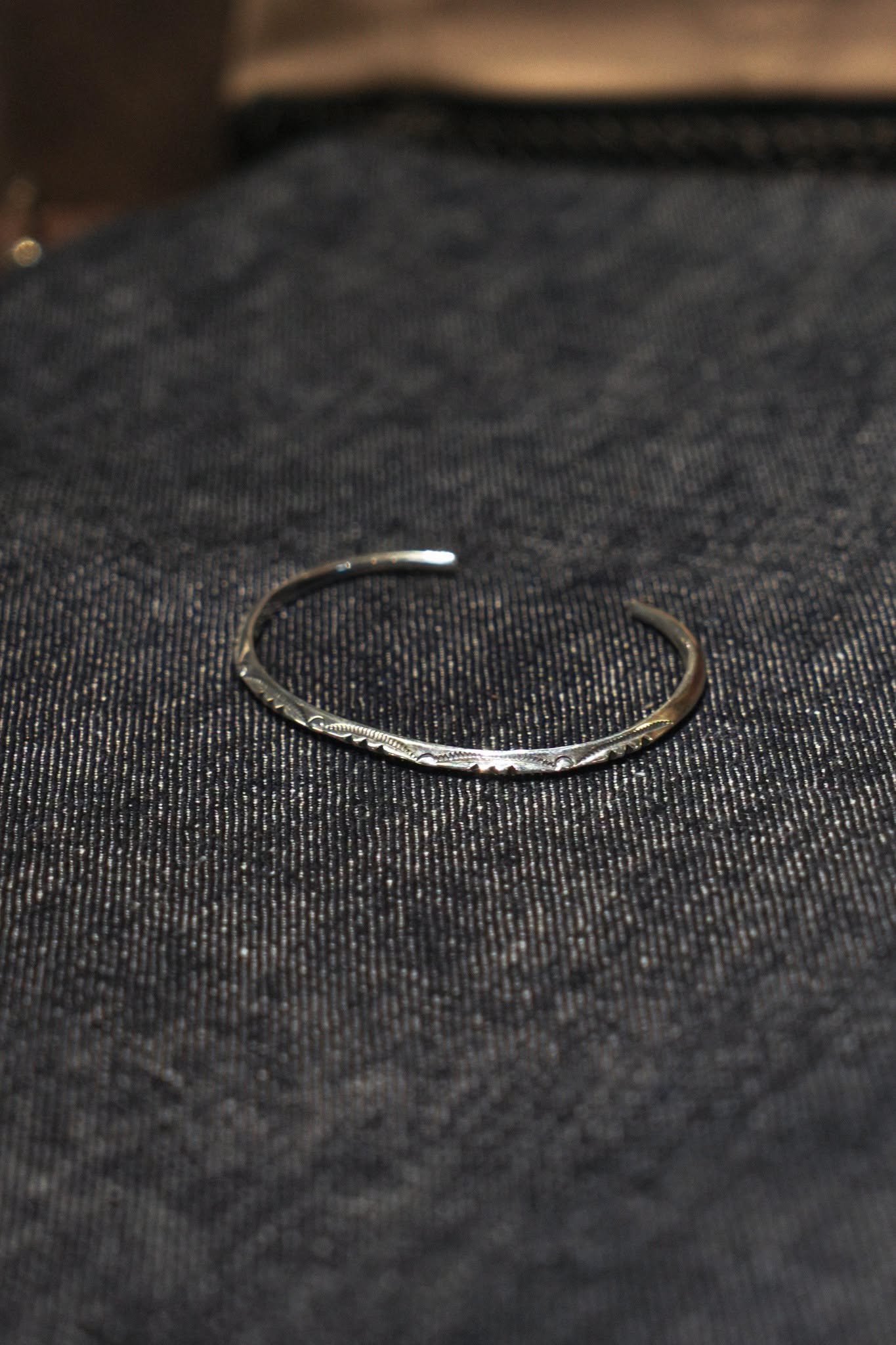 BR-0090 MEN'S THIN TRIANGLE BRACELET (3 POINT) - NO COLOR