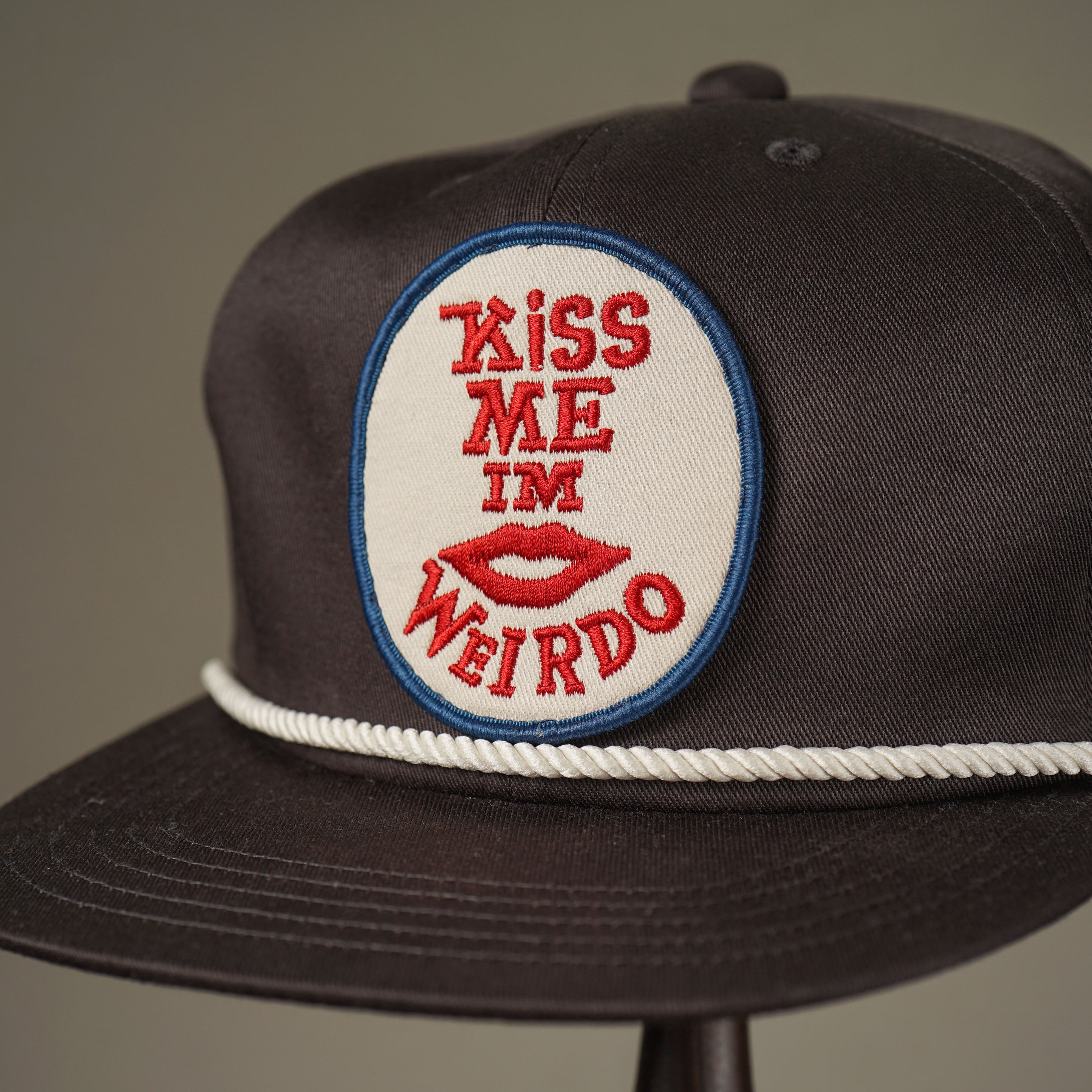KISS ME - TRUCKER CAP - BLACK