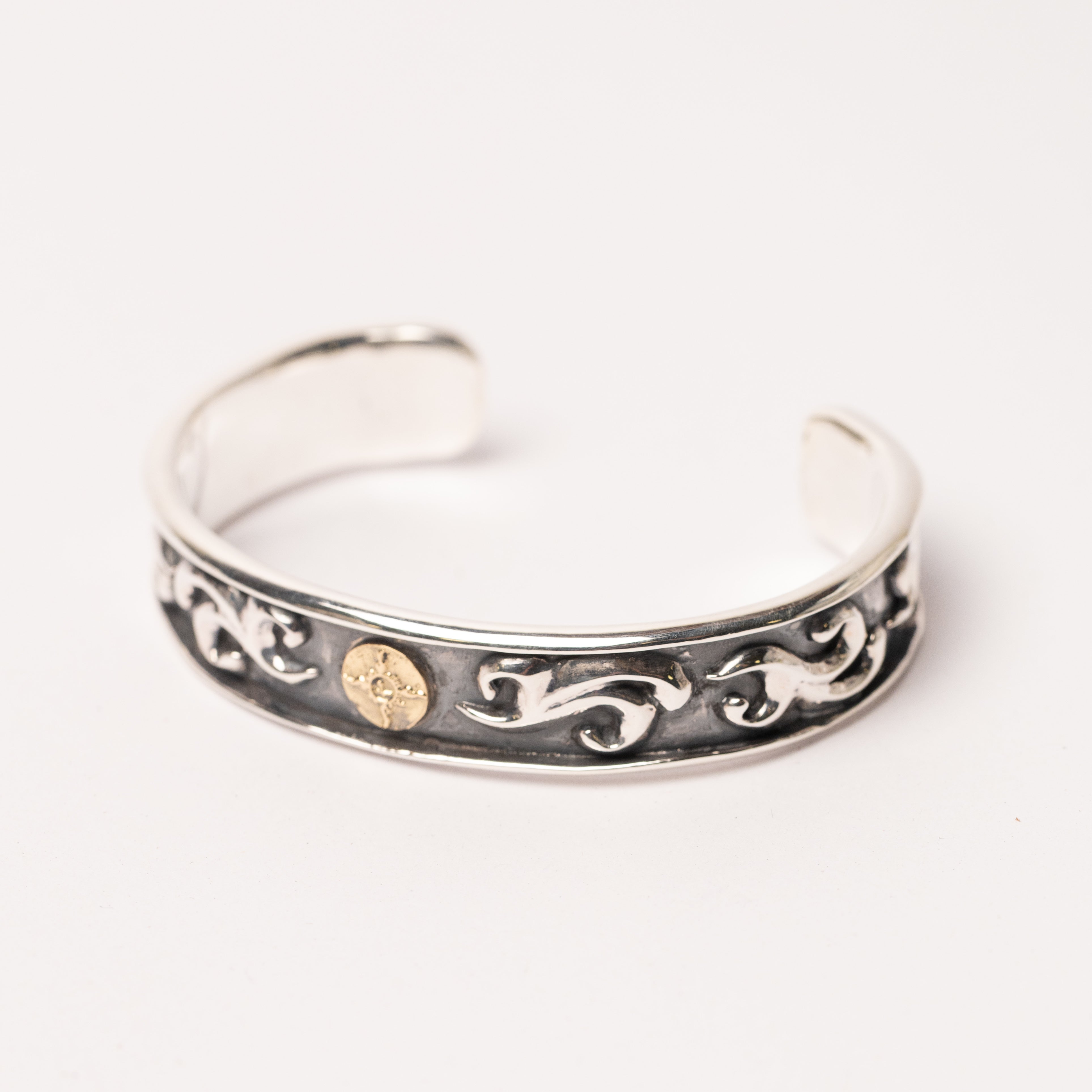 BR-028 K18 with bordered arabesque carving bangle
