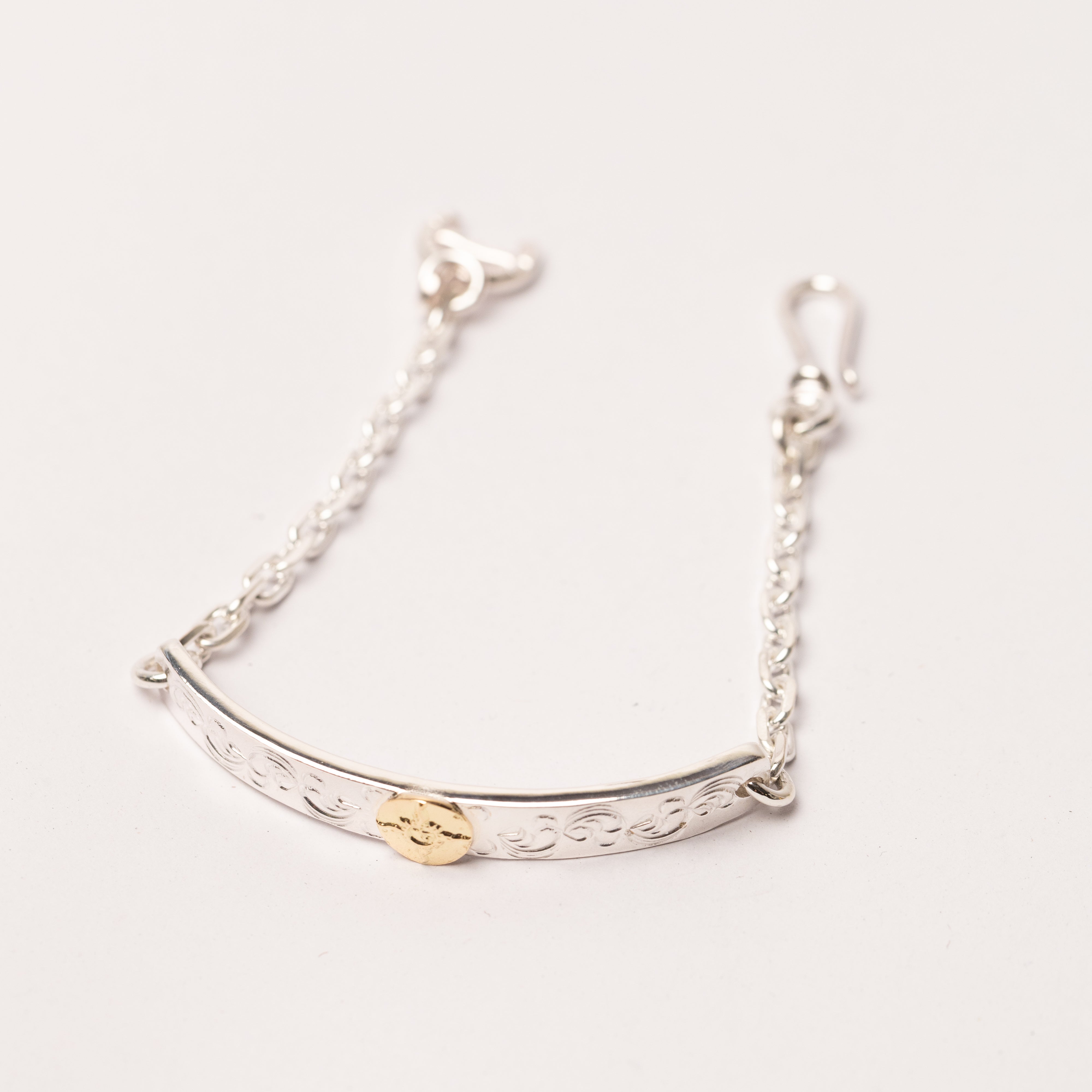 BR-046 K18 with arabesque carving 8mm plate chain bracelet