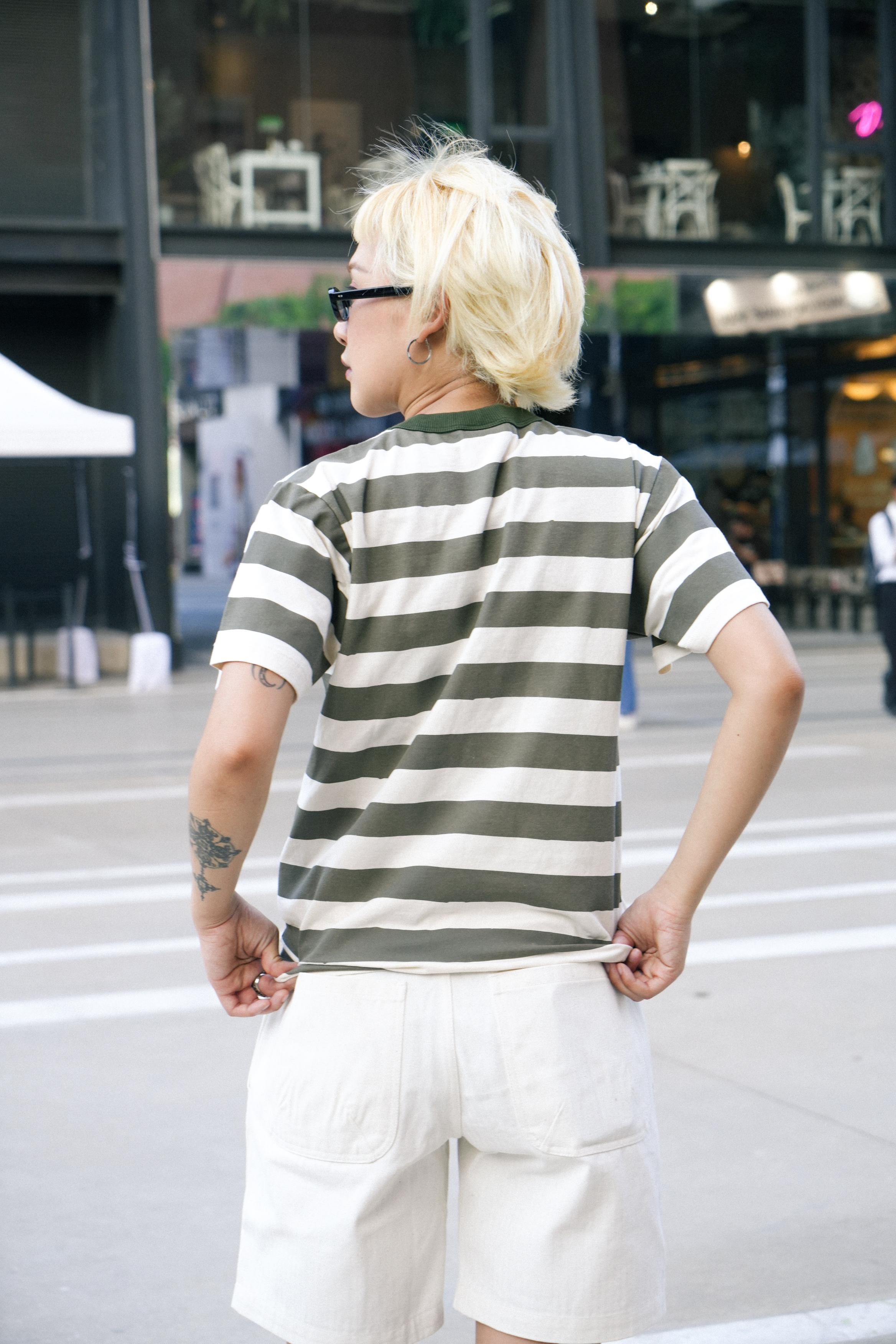 DAILY POCKET TEE - OLIVE PRISONER STRIPE