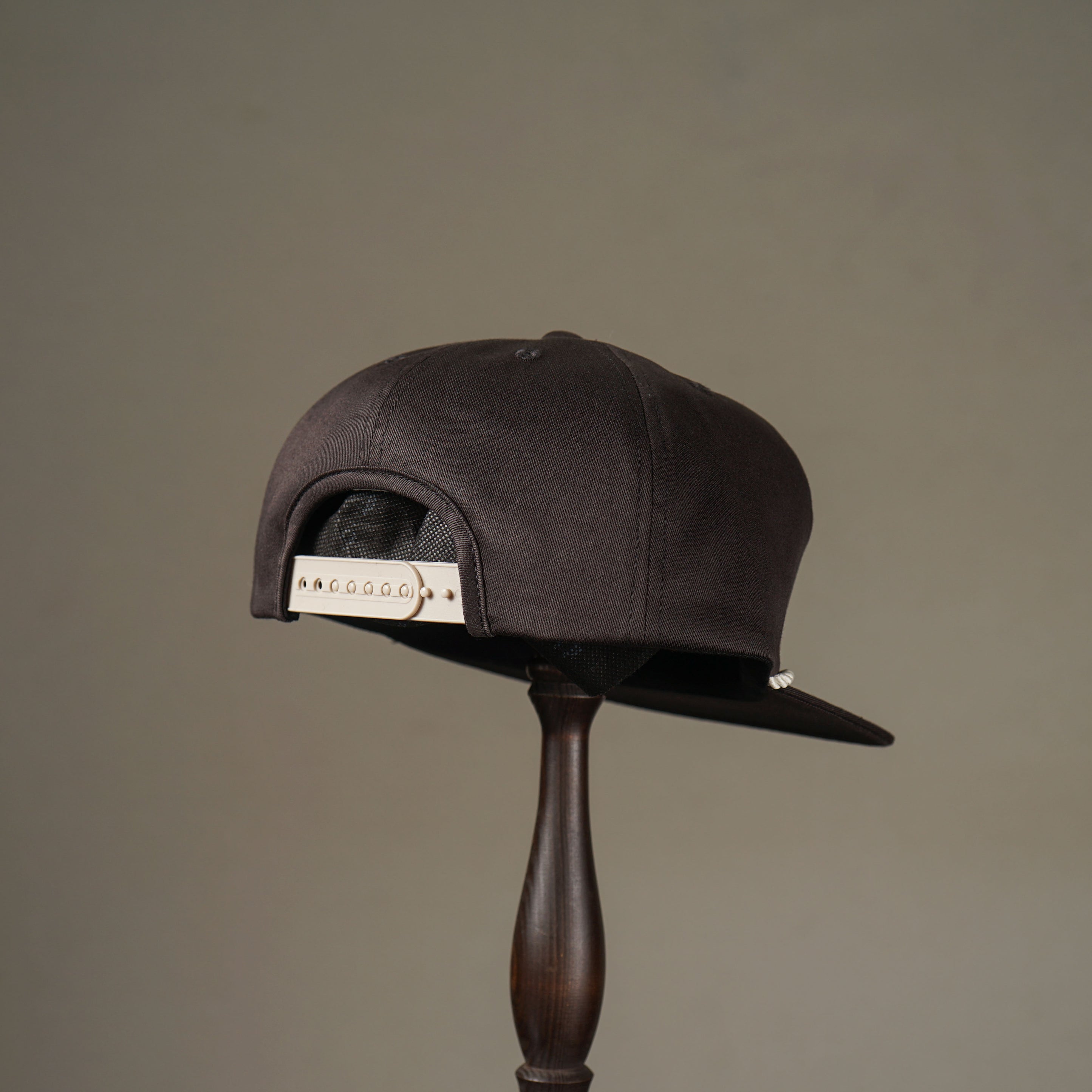 KISS ME - TRUCKER CAP - BLACK