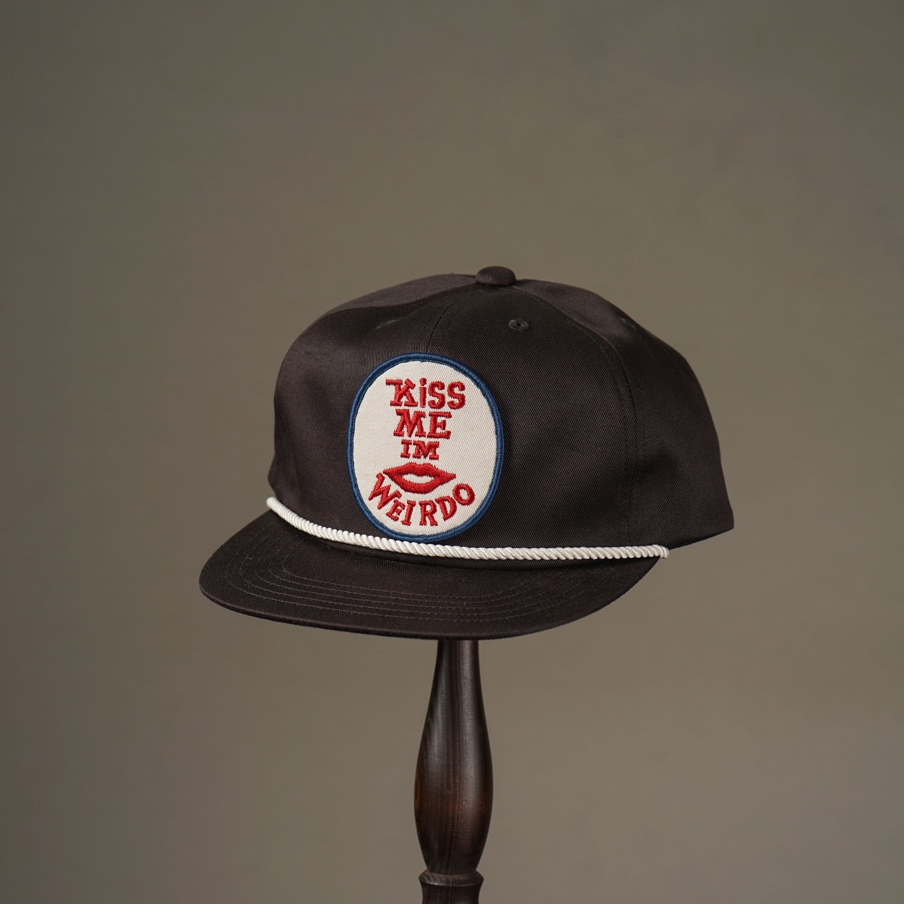 KISS ME - TRUCKER CAP - BLACK