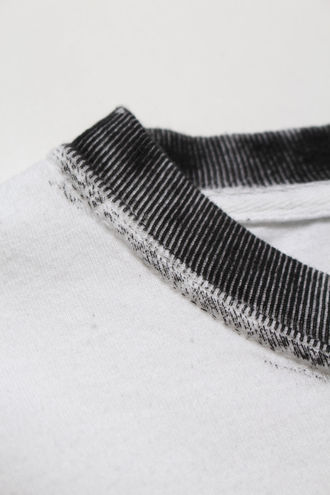 #7 VINYL TRIM TEE - WHITExBLACK