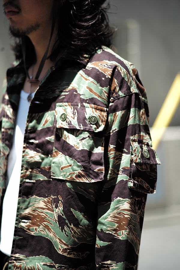 MJ26002 TIGER CAMOUFLAGE SHIRT / JOHN WAYNE - GREEN