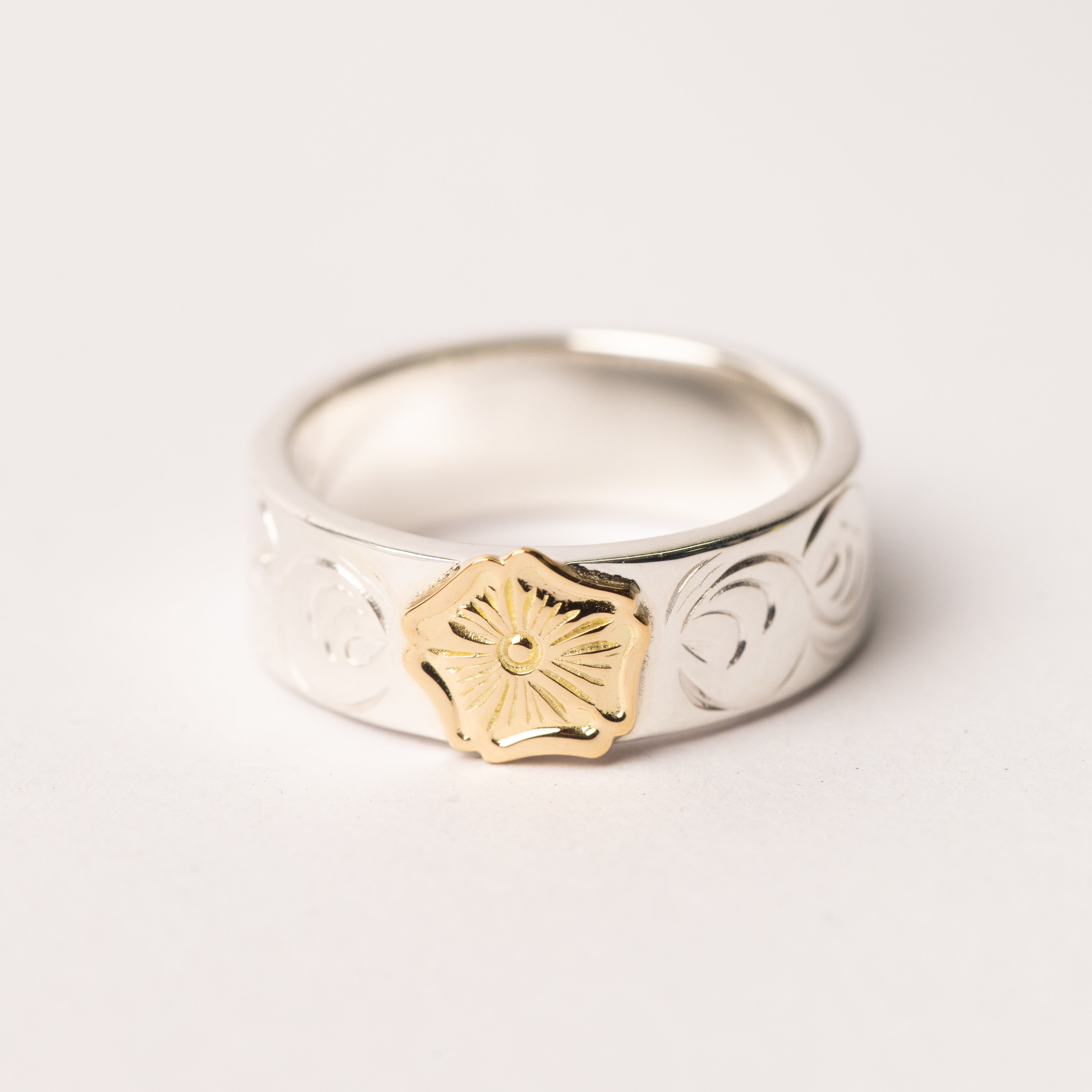 R-222 K18 Indian flower 8mm arabesque engraved flat ring