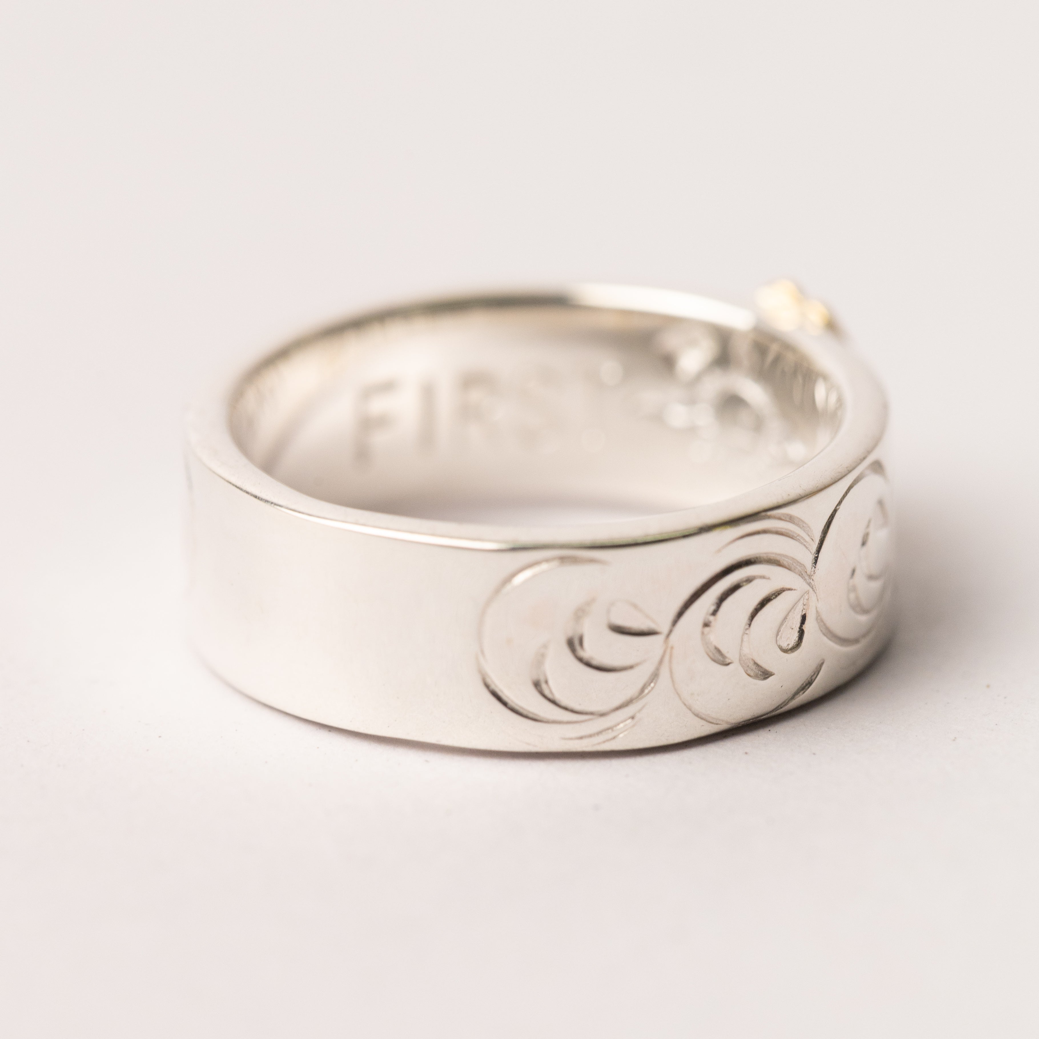 R-222 K18 Indian flower 8mm arabesque engraved flat ring